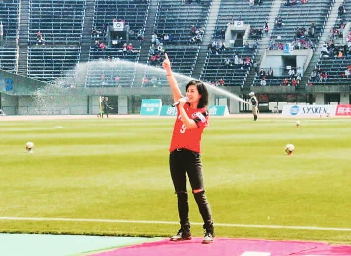 伴都美子さんのインスタグラム写真 - (伴都美子Instagram)「* * * ⚽️ロアッソ熊本 vs SC相模原⚽️ 熱戦でした‼︎ 悔しいけど、次の試合に期待してます。 * * #ロアッソ熊本 #熊本地震復興支援マッチ #doasinfinity #くまモンと #再会 #熱い抱擁 #えがお健康スタジアム」4月7日 17時24分 - van._doasinfinity