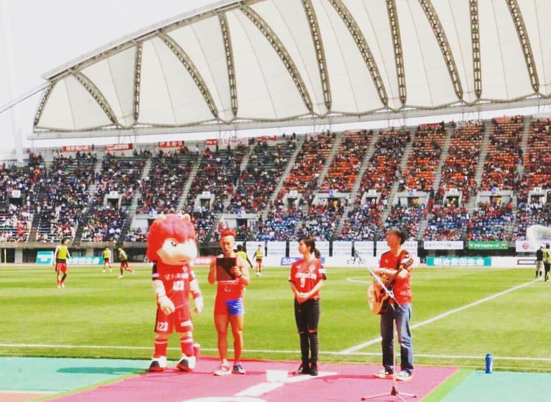 伴都美子さんのインスタグラム写真 - (伴都美子Instagram)「* * * ⚽️ロアッソ熊本 vs SC相模原⚽️ 熱戦でした‼︎ 悔しいけど、次の試合に期待してます。 * * #ロアッソ熊本 #熊本地震復興支援マッチ #doasinfinity #くまモンと #再会 #熱い抱擁 #えがお健康スタジアム」4月7日 17時24分 - van._doasinfinity