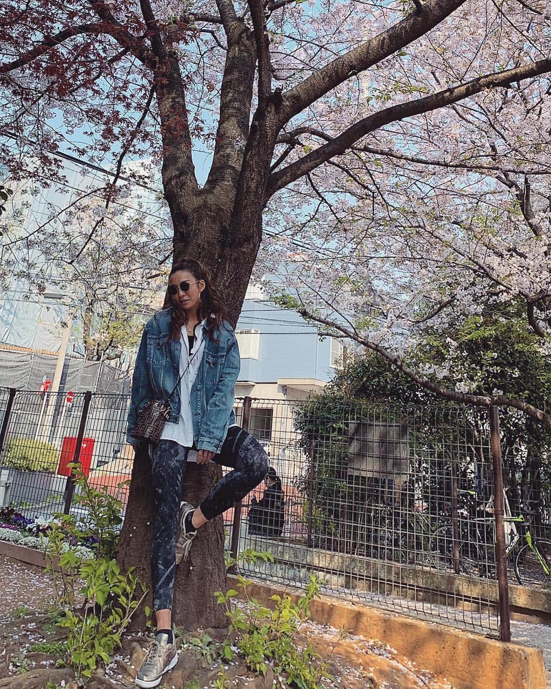 Aya（小山内あや）さんのインスタグラム写真 - (Aya（小山内あや）Instagram)「#Sunday 桜🌸の時期もそろそろ終わりかな。 チラホラと葉っぱが…🍃🌿 皆さん花見はしましたか？私は長時間野外にいるとやはり花粉症が勃発しダメみたいです…🤧🤧 #写真撮るときはこんな風にすましてみるが #それ以外は基本マスクは手放せません😷😷」4月7日 17時26分 - aya_fitness