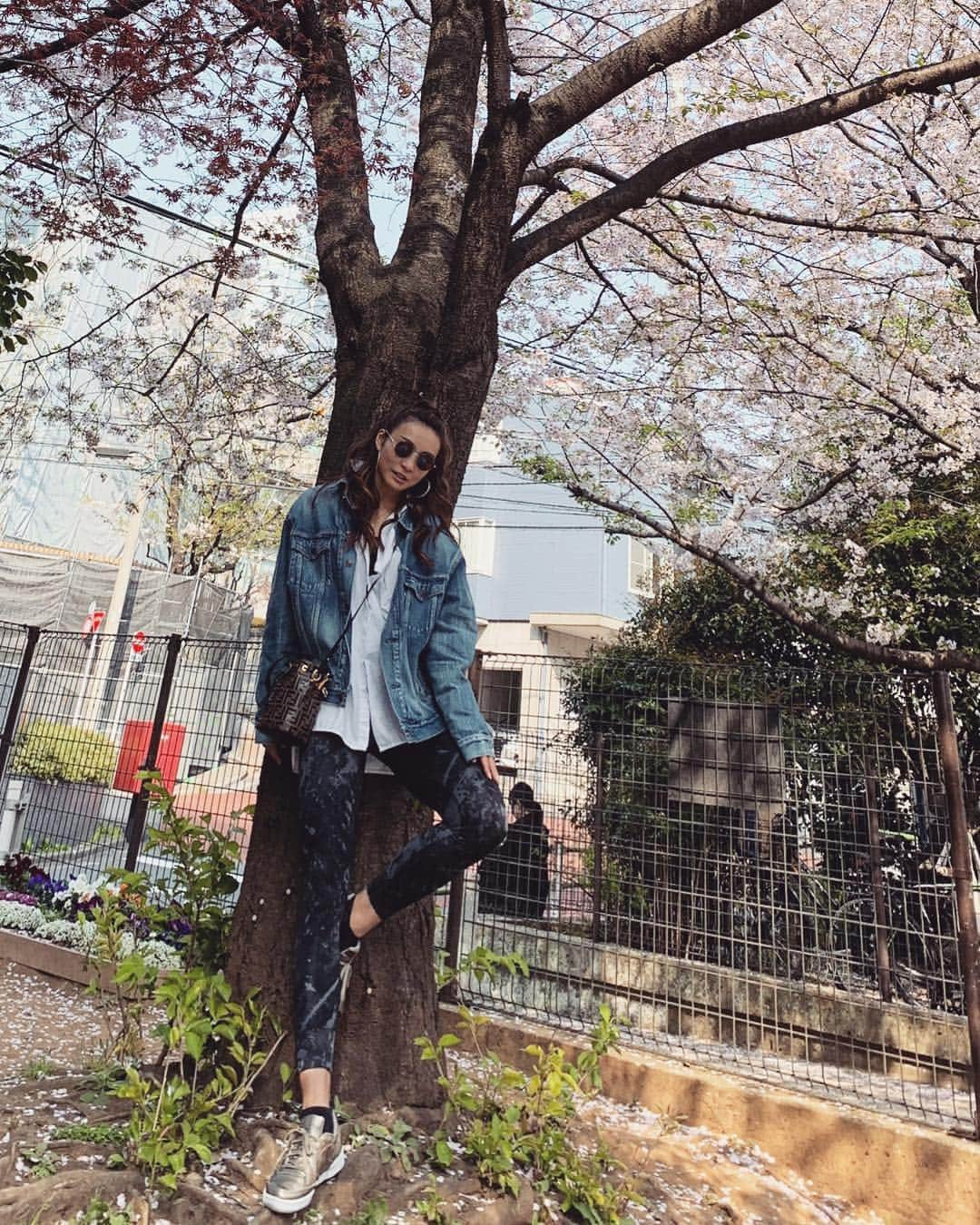 Aya（小山内あや）さんのインスタグラム写真 - (Aya（小山内あや）Instagram)「#Sunday 桜🌸の時期もそろそろ終わりかな。 チラホラと葉っぱが…🍃🌿 皆さん花見はしましたか？私は長時間野外にいるとやはり花粉症が勃発しダメみたいです…🤧🤧 #写真撮るときはこんな風にすましてみるが #それ以外は基本マスクは手放せません😷😷」4月7日 17時26分 - aya_fitness