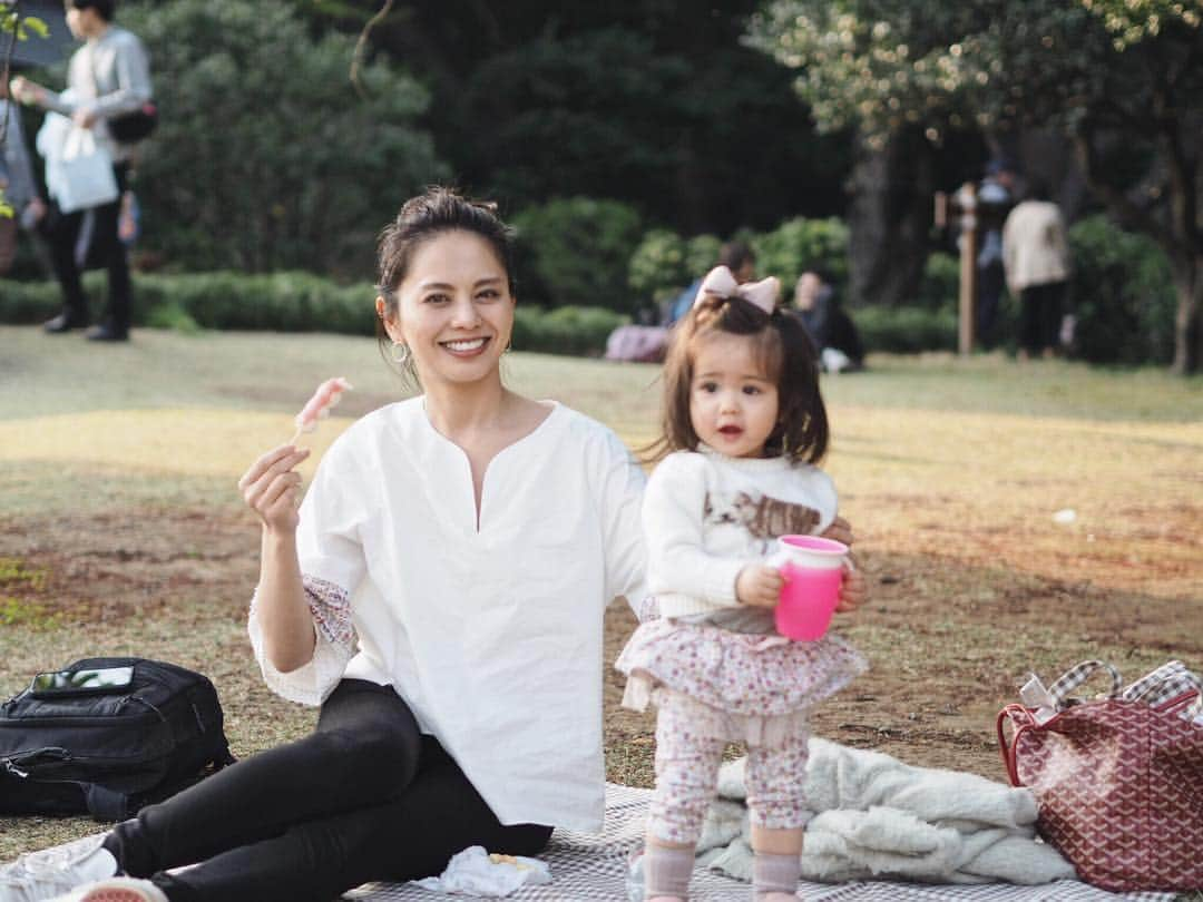 大橋菜央さんのインスタグラム写真 - (大橋菜央Instagram)「Snack time😁🍡 . . . 花も団子も♥️ . . . #お花見2019 #ピクニック #新宿御苑 #新宿御苑の桜 #shinjukugyoen #sakuraseason #tokyopark #生後13ヶ月 #1歳1ヶ月 #1歳 #coohem #naoliving_tokyo #miababyliving」4月7日 17時26分 - naoliving