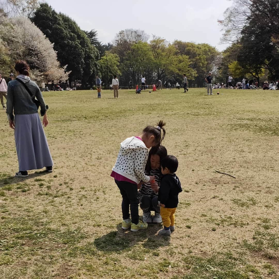 宮下ともみさんのインスタグラム写真 - (宮下ともみInstagram)「お花見🌸  #桜吹雪#砧公園#ピクニック#チューリップ#いとこ#お姉ちゃん大好き#ぽかぽか暖かい#いいお天気」4月7日 17時27分 - tomomimiyashita_official