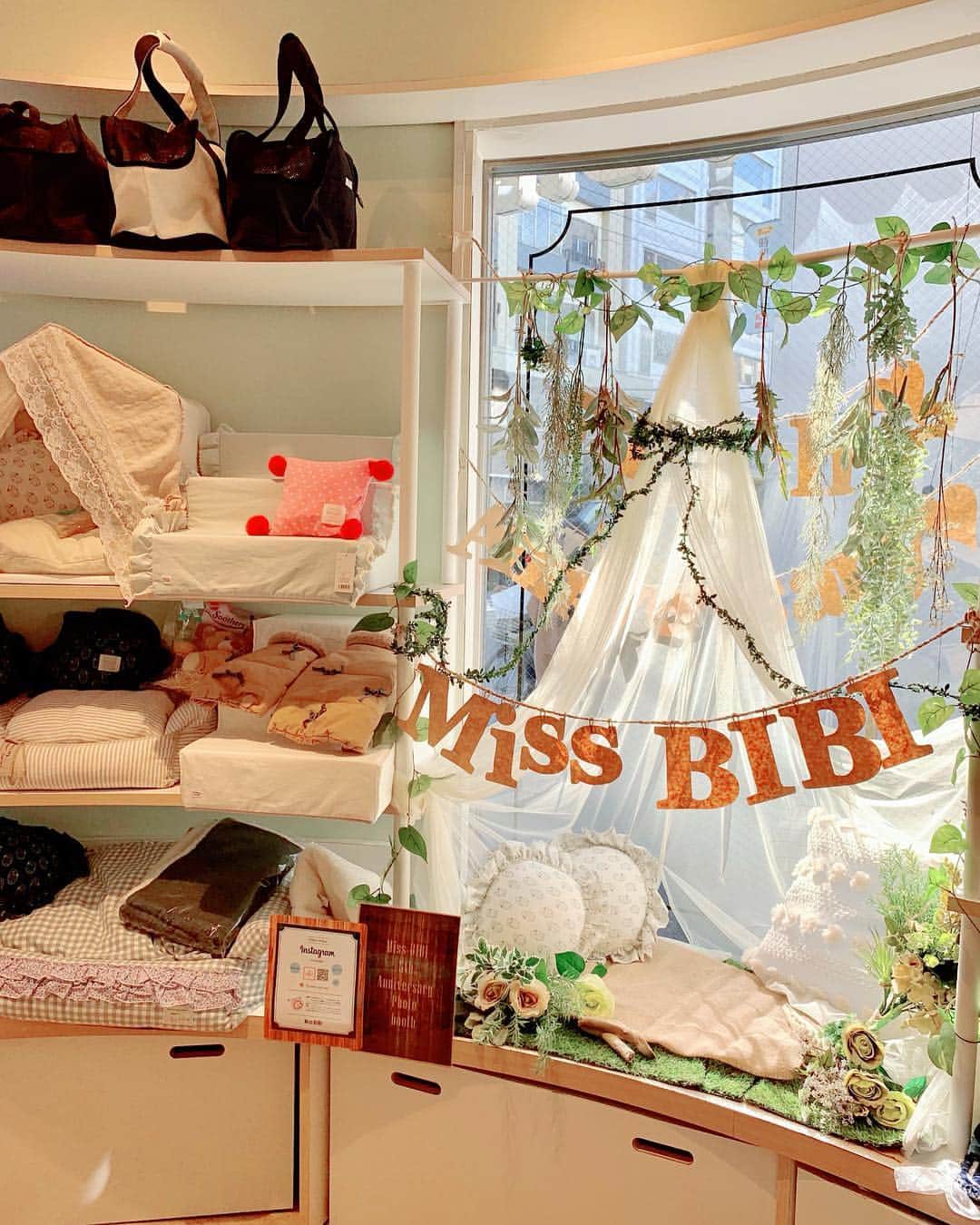 和泉佳子さんのインスタグラム写真 - (和泉佳子Instagram)「我が家の愛犬ポロ @poro_izumi が毎週お世話になっている「MISS BIBI」 @missbibi_hotel_shop が、オープン5周年を迎えました㊗️🎊 . 「MISS BIBI」は、可愛いお洋服やキャリーバッグ、おやつなどを販売するショップと、トリミングやシャンプーのサロン、そして、24時間対応のペットホテルが併設されていて、我が家のポロは、オープン当初から週1回シャンプーに通っています🐶 . 毎回、シャンプーと歯磨き、そして、クレイパックやアロママッサージなど・・・母（私）に似て、とにかくMISS BIBIでお手入れしてもらうのが大好きで、いつも大喜びで大興奮で出かけて行きます🐩💕（笑） . 無料で送迎もして下さるので、仕事を持つ母としてはとても助かります😌✨ . また、体重や健康状態も細やかにチェックし、トリミング手帳に書いて下さるので、愛犬の状態をリアルに把握出来てとても安心です🧡 . スタッフの皆さんもとても優しく丁寧で、愛情もって接して下さるのも有り難い😌💕 . 毎回、可愛いフォトブースでお写真も撮って下さって、それを見るのも楽しみです🐩💕 . 現在、オープン５周年を記念した可愛いノベルティーもプレゼント中です🎁 . 改めて、5周年おめでとうございます㊗️🎊 . . MISS BIBI @missbibi_hotel_shop . . #和泉佳子 #25ans #ヴァンサンカン #エレブロガー #MISSBIBI #ポロちゃん @poro_izumi  @missbibi_hotel_shop」4月7日 17時28分 - yoshiko_izumi