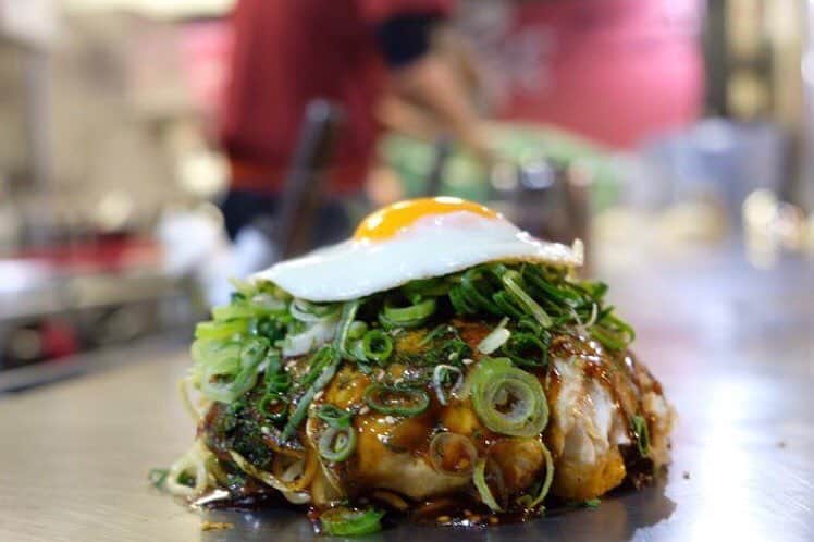 RETRIP<リトリップ>グルメのインスタグラム：「【RETRIP×広島】 こちらは広島お好み焼き専門店の『電光石火』。平らなイメージのお好み焼きですが、このお店では山のように飛び出したお好み焼きをいただくことができます。トッピングで目玉焼きを注文すると、3D感が増してさらに楽しめますよ。 . このお写真はRETRIPスポットに投稿して頂いた写真になります。素敵なお写真をありがとうございます。 . #retrip #retrip_gourmet #retrip_広島 #retrip_お好み焼き #RETRIP #広島_お好み焼き #インスタ映え #美味しい . 【RETRIPで絶景検索！】 RETRIPでは各地の素敵なお写真をお待ちしております。#retrip_〇〇 と最後に地名をつけて投稿されたお写真は、こちらのアカウントでご紹介させていただきます。 おでかけ先の地名を入れることで、簡単に絶景検索もできるので、ぜひ利用してみてください。 また、#retrip_gourmet をつけて投稿されたお写真は、こちらのアカウントでご紹介させていただきます。 . ▼RETRIP［リトリップ］のアプリはAppStore、GooglePlayにて「リトリップ」で検索！ プロフィールのURLからもダウンロードできます♬"」