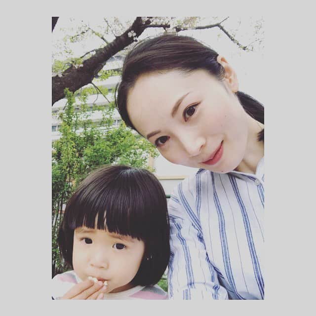 日高薫さんのインスタグラム写真 - (日高薫Instagram)「娘ちゃんと公園で💗😊🌸 桜の花びらが散る姿が今日は特に綺麗に感じました🌸☺️ #sakura #桜 #🌸 #娘ちゃん #2歳 #女の子ママ #滑り台 #ブランコ #一緒に乗らないとイヤイヤ#な時期」4月7日 17時41分 - hidaka_kaoru_official