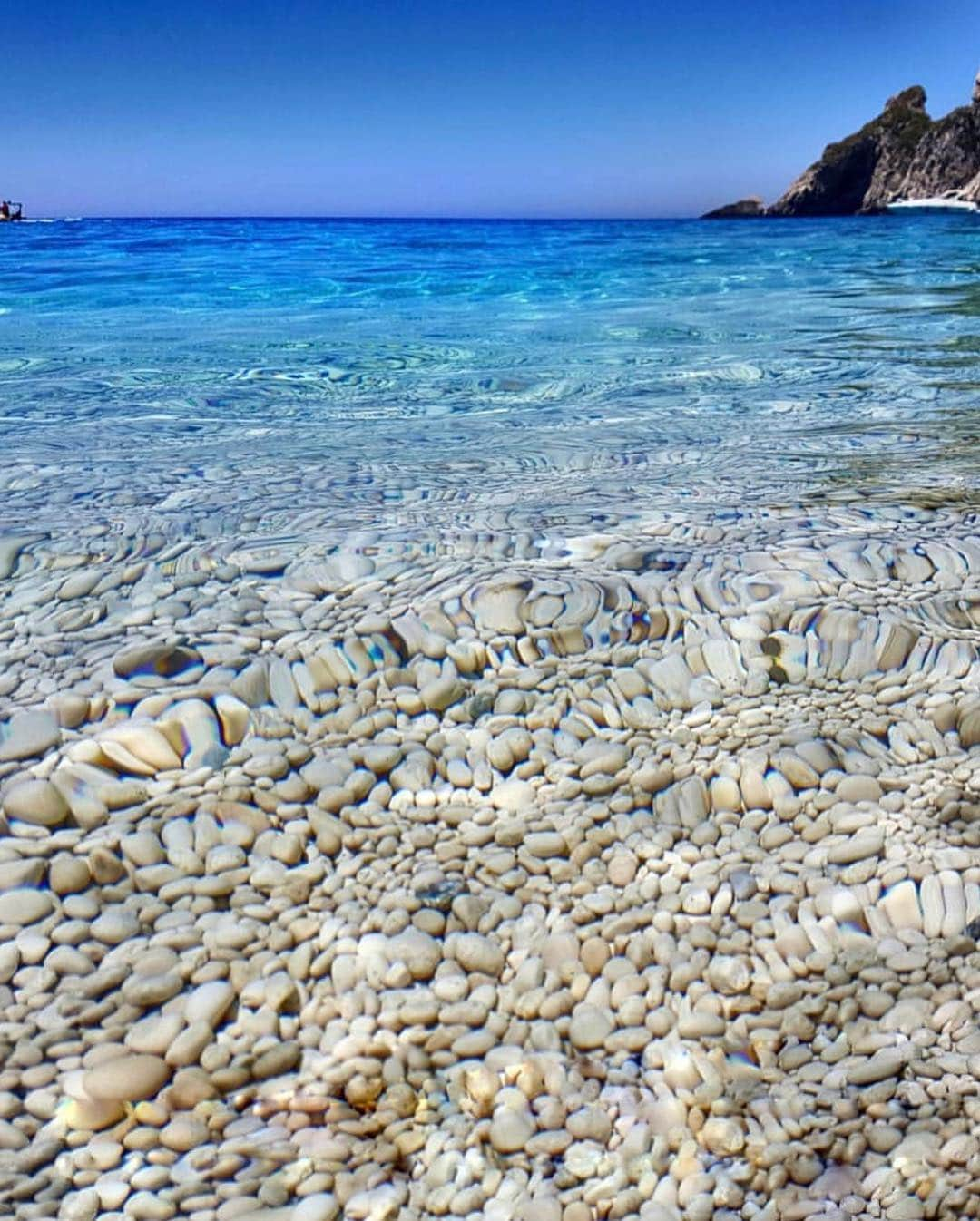 bestvacationsさんのインスタグラム写真 - (bestvacationsInstagram)「Crystal clear waters of Greece! Who would you explore with? By @giannistsou.1 #BestVacations」4月7日 17時38分 - bestvacations