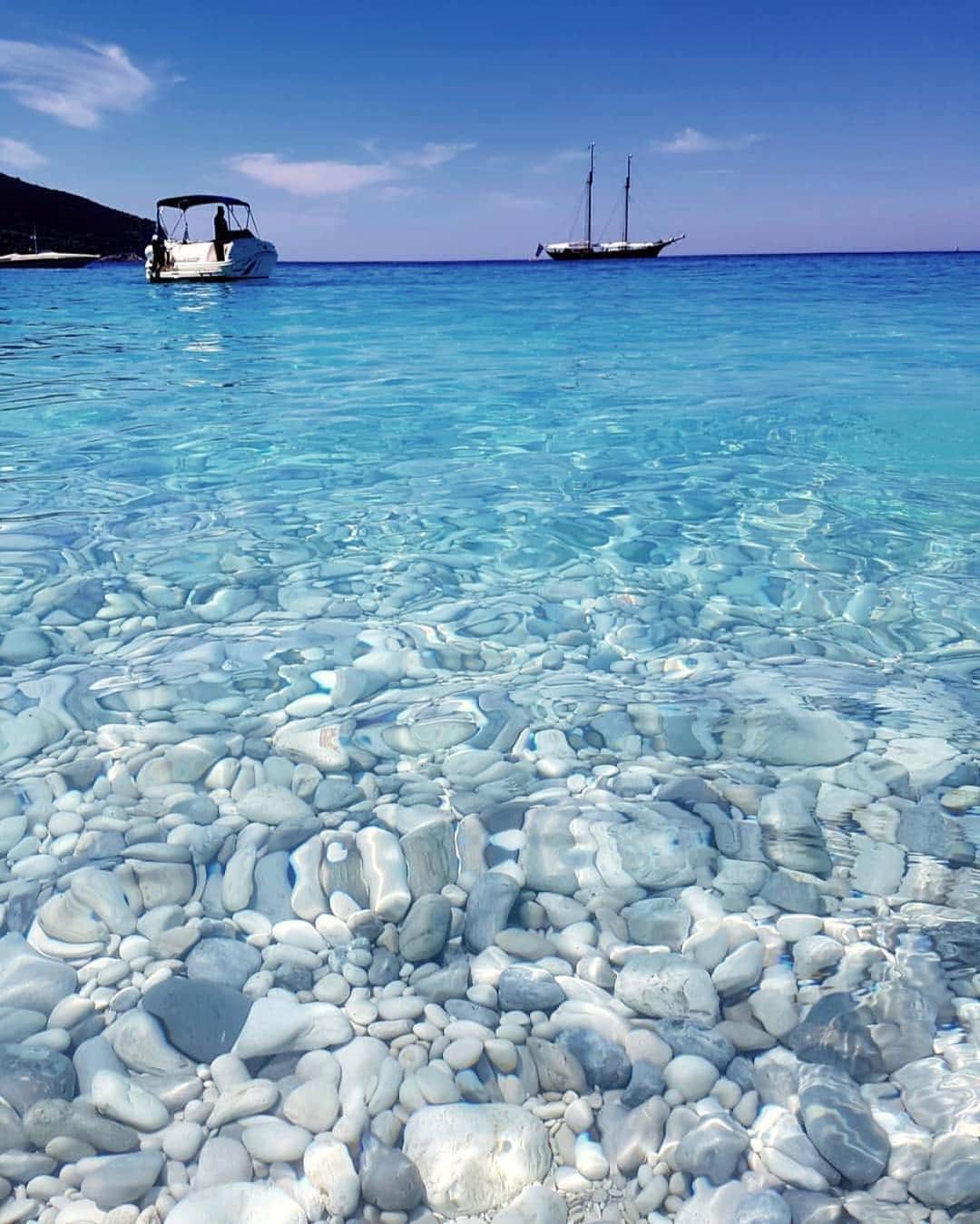bestvacationsのインスタグラム：「Crystal clear waters of Greece! Who would you explore with? By @giannistsou.1 #BestVacations」