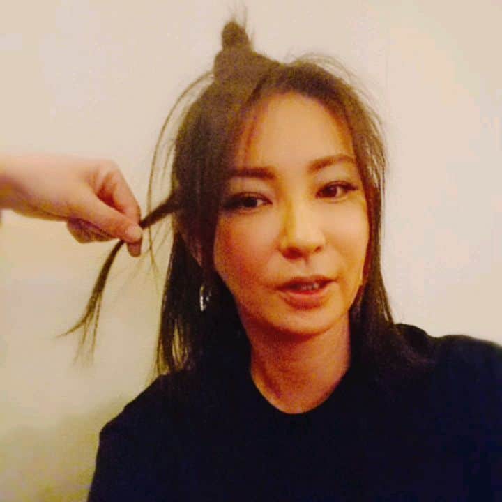 真山景子のインスタグラム：「息子も私もこれにはまってます❤️楽しい❤️ 売り切れ間近のdyson airwrap ✨ 明日の入学式はこれで二人ともおしゃれヘアーに仕上げます笑笑  #dysonhair #エアラップ #ダイソン」