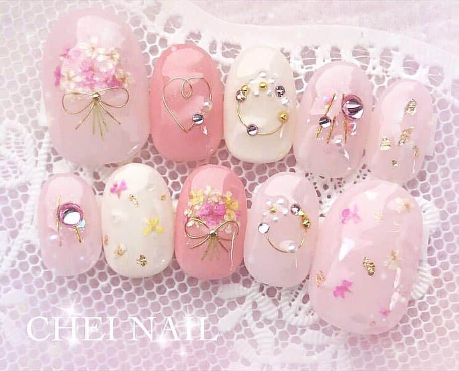 のインスタグラム：「春らしさが可愛い💕ふんわりネイルPhoto5選💅 * @weddingnews_editor まいにち150記事を配信♩アプリもよろしくね💕 * * * 📷本日のカバーPhoto🕊♩+ﾟ* * * @cheicherin さん 💕 * * cheicherinさんによる、#ブーケ 💐をあしらった可愛いネイルデザインにご注目✨ * ふんわり淡いピンクカラーがこの季節にピッタリ💅✨ * #ブライダルネイル としてはもちろん、 #結婚式前撮り にもオススメのデザインです💕 * 皆さんはどの #ネイルデザイン が気になりましたか💅？ * どのデザインもすごく可愛いので、是非スワイプ👉してみてくださいね✨ * * * ❤️【WeddingNews情報】❤️ * * 本日新着のオススメ記事をご紹介します✨ * * ①まとめました！値引き交渉のパーフェクトガイド♡💕《お金・段取り》 * * ②感動を呼ぶ！花嫁の手紙文例12選＆コツを紹介♡💕《演出》 * * ③高砂をおしゃれに♡お花・背景・トレンドを大公開！💕《テーマ・装飾》 * * ④PCが苦手でも大丈夫！Wordを使ったプロフィールブックの作り方💕《DIY》 * * ⑤前撮りで試したい和装フォトのアイディア26選♩💕《フォト・式レポ》 * * * ※《》は記事のあるカテゴリー名❤️ * などなど、その他にも新着記事が配信中💕 アプリダウンロードがまだお済みでない方は是非 @weddingnews_editor のURLからダウンロードしてみてくださいね💕 * * * ＼📷投稿お待ちしています／ * 花嫁はもちろん、業者さんも大歓迎✨ アナタのお写真をご紹介してもOKという方は、ぜひ #ウェディングニュース にお写真を投稿してください💕 * * ⬇︎関連アカウント⬇︎ * 💒式場検索 【 @weddingnews_concierge 】 👰マイレポ花嫁 【 @weddingnews_brides 】 💋WNブライダル 【 @weddingnews_bridesreporter 】 * * その他、編集部からの連絡専用 @weddingnews_contact や、スタッフ個人の連絡用として @WN_xxxx（xxxは個人名）があります💕 * ………………………………………… ❤️WeddingNewsとは？ * * 花嫁のリアルな”声”から生まれた 花嫁支持率No1✨スマホアプリです📱💕 * * 🌸知りたい… #結婚式準備 に役立つ記事を毎日150件配信中♩ * 🌸見たい… インスタの #ウェディング 系投稿TOP100が毎日チェックできる＊IG画像の複数ワード検索も可♩ * 🌸叶えたい… #結婚式 関連の予約サイトが大集合♩ * 🌸伝えたい… 自分の結婚式レポ『マイレポ』が簡単に作れる♩先輩花嫁のレポが読める♩ * * @weddingnews_editor のURLからDLしてね✨ * * * * #花嫁 #ウエディング #プレ花嫁 #プレ花嫁準備 #2020春婚  #2019夏婚 #2019秋婚 #ウェディングネイル  #全国のプレ花嫁さんと繋がりたい #婚約 #花嫁ネイル  #入籍 #ネイル  #ピンクネイル #ネイルチップ #春ネイル #花嫁ネイル #ネイルアート #ジェルネイル #押し花ネイル #お花ネイル #ワイヤーネイル」