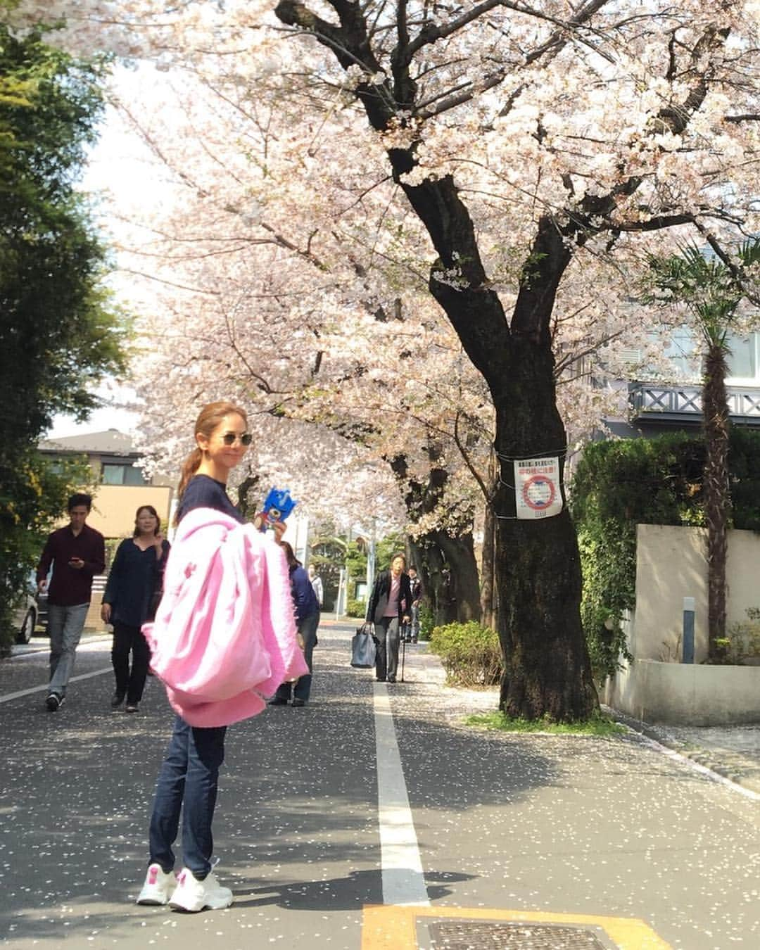 HARUKO（真木明子）さんのインスタグラム写真 - (HARUKO（真木明子）Instagram)「桜はいいねぇ❤️. . 風邪っぴきから🤧復活 . 健康って素晴らしい🥰. 食べ歩きお花見🌸. #sakura#桜#お花見#cherryblossom」4月7日 17時47分 - haruko227