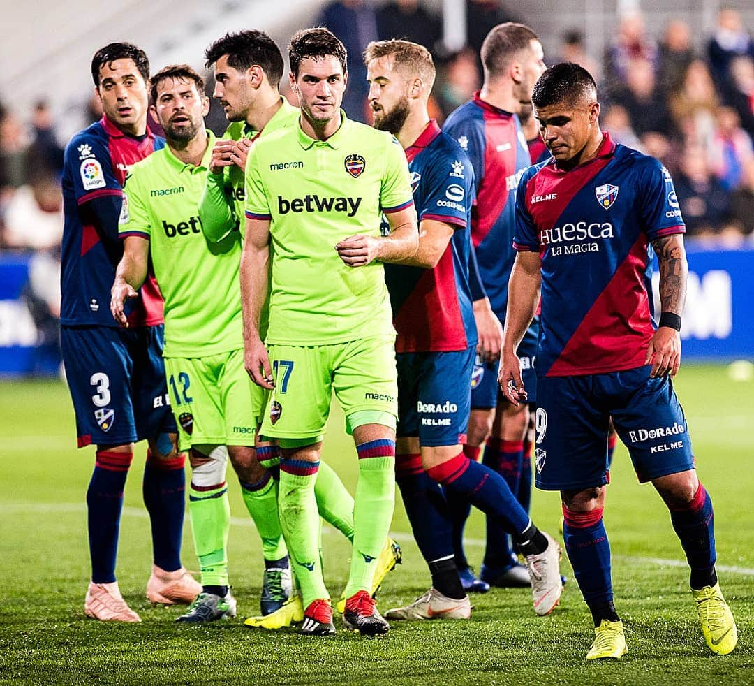 レバンテUDさんのインスタグラム写真 - (レバンテUDInstagram)「MATCHDAY #LevanteHuesca #TotsJUNTS 🔵🔴🐸 ---- #MachoLevante #OrgullGranota #LevanteUD #futbol #Football #Laliga #LaLigaSantander ⚽️ @betway_es @officialmacron」4月7日 17時57分 - levanteud