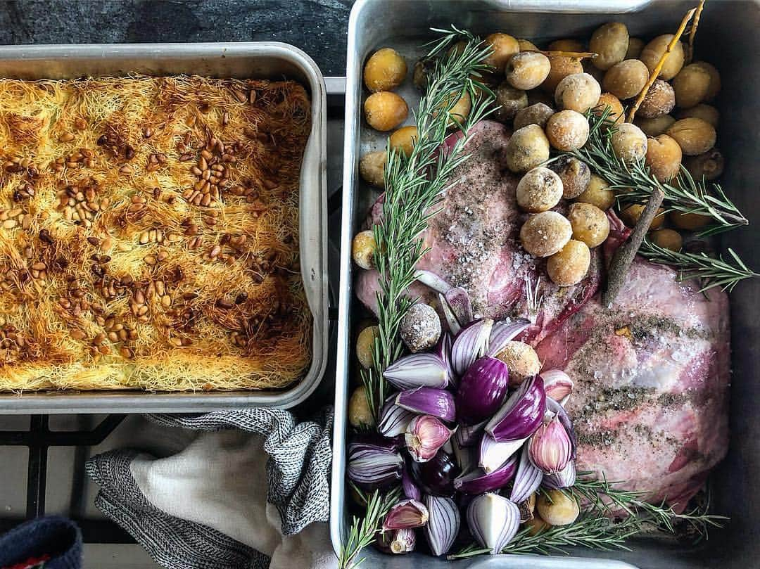 ジェイミー・オリヴァーさんのインスタグラム写真 - (ジェイミー・オリヴァーInstagram)「love this book Repost from @georgiepuddingnpie - Cheese, courgette and honey pie. Slow cooked lamb with dates.  This way I’ve made more trays of these two dishes than I can count! The cheese pie is a fantastic veggie main, there are 3 types of Greek cheese grated with courgettes and thyme. Encased in kataifi, soaked in a light custard and baked with honey and nuts. SO good. There are lots of veggie and vegan recipes in Taverna, it really reflects the Greek diet. #TavernaGH」4月7日 17時53分 - jamieoliver