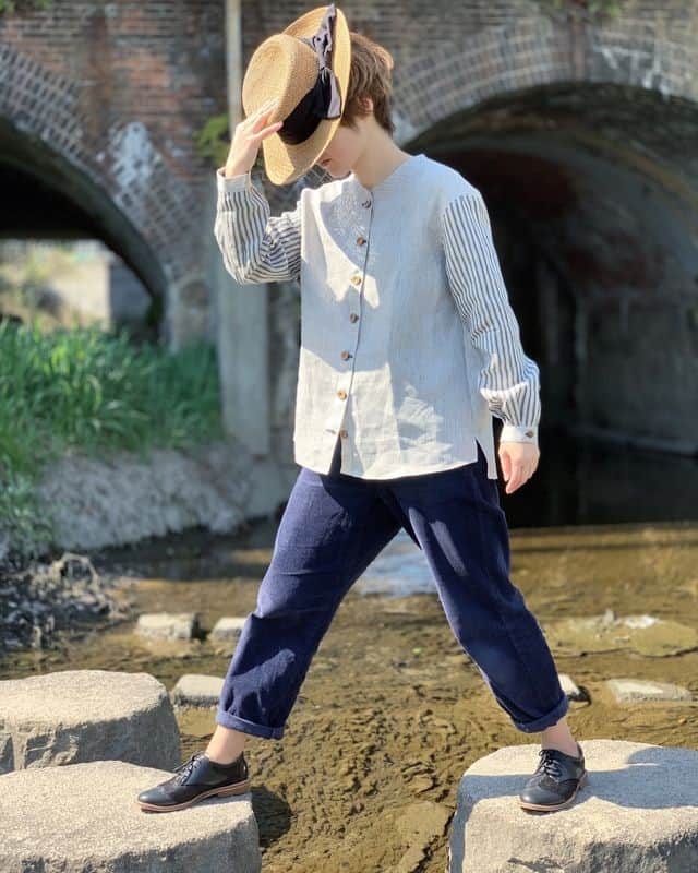 minneさんのインスタグラム写真 - (minneInstagram)「先染めリネンツイルという生地を使用したリネン１００％のシャツです。⠀ 洗濯を繰りかえしていくうちに、くたっとした味のある素材へと変化していきます。⠀ .⠀ no collar linen(beige)/minimatoiさん（ @minimatoi ）⠀ 作品はこちら▶️https://minne.com/items/17668241⠀ .⠀ #リネン #ファッション #お出かけ #春 #洋服 #コーディネート #シャツ #ブラウス #贈り物 #ギフト #minne #handmade #ミンネ #ハンドメイド #プレゼント」4月7日 18時00分 - minne_official