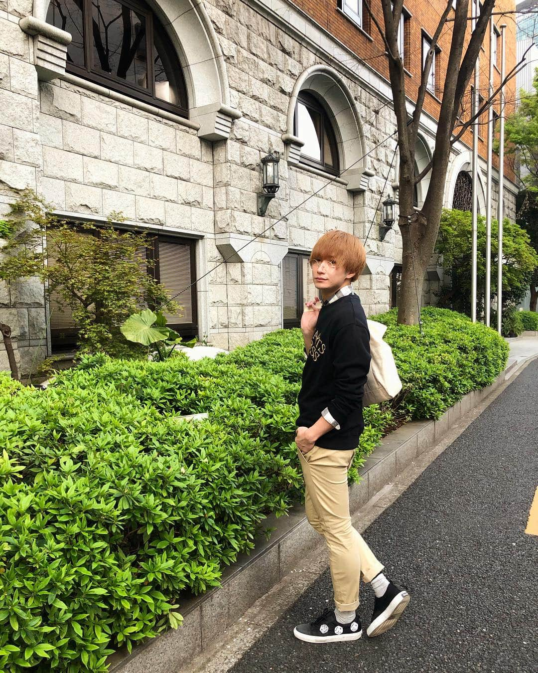 井深克彦さんのインスタグラム写真 - (井深克彦Instagram)「.﻿ 🌲👕👖﻿ ﻿ GAPのカーキアイテムで﻿ 珍しくきれい目コーディネート🌲﻿ このパンツは﻿ SUPER SKINNY FIT CHINO﻿ ﻿ ふくらはぎが太いので﻿ 普段なかなかスキニーパンツは﻿ 履けないんだけど﻿ 伸縮性があるし﻿ 生地の肌触りも良いよ☺️✨﻿ ﻿ anna magazineには﻿ 色んな方のインタビューが載ってて﻿ パーソナルな部分も見れるので﻿ 是非みなさんも読んで見てください✨﻿ ﻿ 自分らしく生きることって﻿ 簡単なようで難しいけど、﻿ 僕はカミングアウトしたことを﻿ 後悔していないし、﻿ だからこそみんなに話せる話とか﻿ 自分らしさを武器にして﻿ 仕事をしていけたらな☺️﻿ ﻿ #gap #GAPMOMENT ﻿ #そのままがかっこいい ﻿ #ギャップカーキ #pr﻿ #カーキパンツ」4月7日 18時08分 - ibuka_katsuhiko