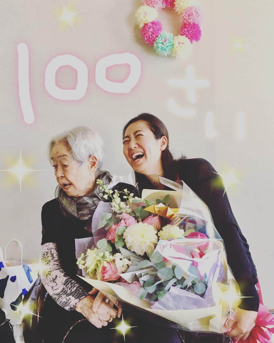 荒尾茉紀さんのインスタグラム写真 - (荒尾茉紀Instagram)「百寿（紀寿）お祝い✨ 子供4人、孫10人、ひ孫15人。 写真撮影はスタジオアリス状態😂 大正、昭和、平成、そして令和🔜 すごいなー。もう1人の祖母は、入院してるけど今年91歳。私も長生きしそうな予感☺️✌️ただ問題は、10人いるイトコの中で、独身が私だけになってしまったことです…あはは（笑） #百寿#100歳#大正生まれ#長生き#よく食べる#目指せ108❣️」4月7日 18時05分 - maki.arao