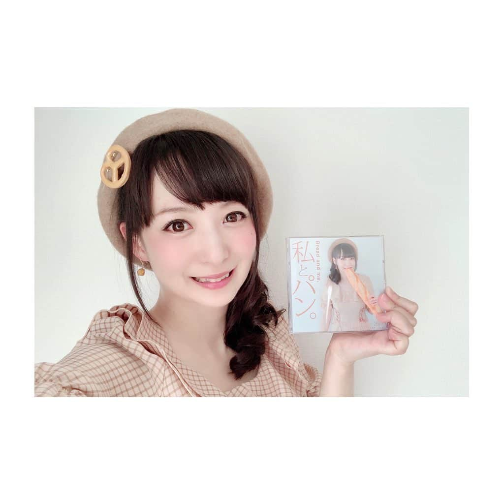 紗々さんのインスタグラム写真 - (紗々Instagram)「7年目の #紗々カレンダー2019 ‼️ 発売記念イベント、無事終了しました！！ * ほぼパンの話しかしていなかった気がしますが（＾ω＾）🥐 * 本当に事務所と応援してくださっている皆さまとお仕事に恵まれ、楽しく穏やかに活動できている事に心から感謝してます(>_<)✨* 差し入れもいつもたくさんありがとうございます✨ * 今日カレンダーに筆でたくさん書いた【令和】。すてきな時代になりますように…✨ * 今年度も頑張るぞー✧＼\ ٩( 'ω' )و /／✧‼️ * 茜ちゃんとチョコのムースみたいなのもぐもぐ。めちゃくちゃ美味しすぎる❣️❣️ * #カレンダー #完売御礼 #トークイベント #パンピアス #パンコーデ #プレッツェル #クロワッサン #event #bread #japanesegirl #calendar #instagram #happy」4月7日 18時15分 - 03sasa03