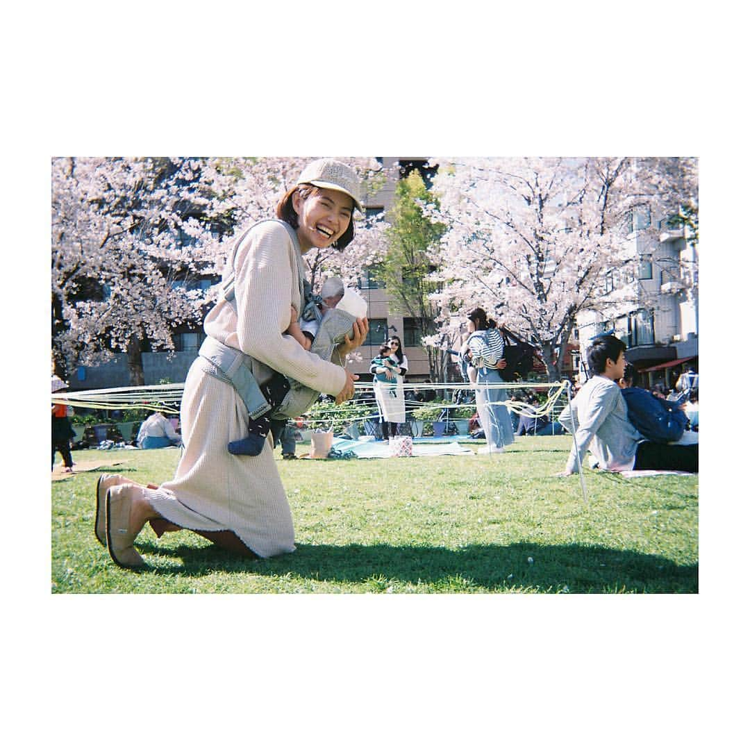 落合恭子さんのインスタグラム写真 - (落合恭子Instagram)「🌸 Camera: 天才セレブ2歳カメラマンK 写ルンですの微妙にズレるファインダーを覗きながらきちんと全身撮れてて凄い👏 #filmphotography #sakura #桜 #sunny #babybjorn #firstspring #picnic」4月7日 18時10分 - kyokomarch5th