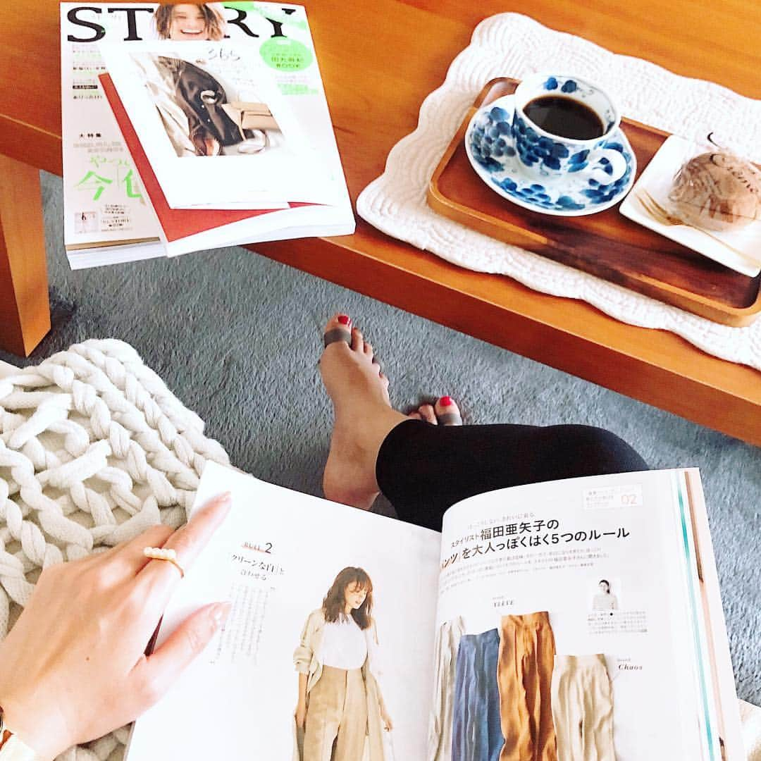 saaaay_kさんのインスタグラム写真 - (saaaay_kInstagram)「2019.04.07 おうちcafe time☕️ 好きな雑誌はSTORY.CLACCY.Marisolです♪ ・ ・ ちらりと足元映ってますが…👣 最近始めたのは大山式のあし美人です✨ @ashibijin #大山式  #あし美人 ・ ・ つけて歩くだけで骨盤矯正や美脚効果があるそうで SNSで話題沸騰中のアイテムみたい！ ミラノコレクションにも登場したとか📸 ☟☟☟ 20%OFFクーポンあります😘 【lady027】  有効期限：2019-04-30 23:59:00 ・ ・ #ビューティフィットネス #ミラノコレクションモデル  #ミラノコレクション#ミラノ#つけて歩くだけ #美脚 #ダイエット #ボディメイク #O脚改善#美姿勢#instafitness#fitnessjunkie #筋トレ女子 #トレーニング#美尻 #筋トレママ #筋トレ#骨盤矯正#浮足改善 #大山式ボディメイクパッド」4月7日 18時10分 - saaaay_k