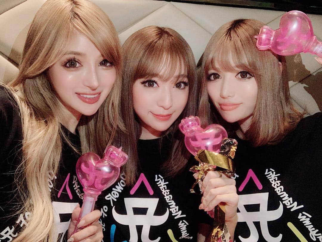 のインスタグラム：「昨日はずっーと楽しみにしていた あゆ様Live💗 @a.you ✨POWER of A^3✨行ってきましたー😋 ・ もう本当に最高に素敵すぎるステージでした👏あゆ様も衣装も演出も可愛いくてかっこよくて感動と喜びをたくさんいただきました😍 ・ Liveに行くといつも強く前に進んで行こうという気持ちにさせられ、貫くことの深さや信念の大切さを教えられている気がします✨ ・ 今回も3人でキャーキャー騒いで感動して笑顔溢れる最高に幸せな1日となりました💗めちゃくちゃ楽しかったですっ✨✨✨ ・ ・ #浜崎あゆみ 様#live#21st#anniversary#powerofa^3#埼玉スーパーアリーナ#感動#最高#大好き#楽しかった#💗」