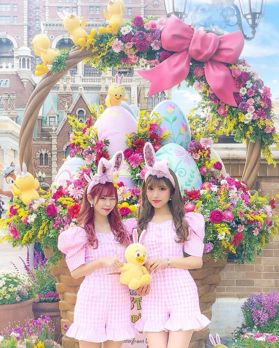 tomomi ❤︎ よしはしともみ ❤︎さんのインスタグラム写真 - (tomomi ❤︎ よしはしともみ ❤︎Instagram)「. . 🎀💐🐣Disney Easter 2019🐣💐🎀 . 1年で1番大好きな季節のディズニー🌸 お花もいっぱいで可愛かった🦋🍀 . そしてなんといっても イースター限定キャラクターの🐥うさぴよ🐥♡ いやほんとに可愛すぎる可愛すぎる💗 . 安定のしおと双子ディズニーで イースター初インしてきた🕊🌼🍬 上下セットでお揃いっ！ これを見た時から 絶対にディズニーに着ていくと2人で決めてたんだ🌷♡ . #disney #tokyodisneysea #ootd #disneyootd #honeymihoney #twins #disneyeaster #東京ディズニーシー #ディズニーシー #ディズニーコーデ #双子コーデ #双子ディズニー #ピンクコーデ #セットアップ #ハニーミーハニー #シミラールックディズニー #お揃いディズニー #お揃いコーデ #ディズニーイースター2019 #うさぴよ #うさぴよコーデ #うさピヨ #もーみディズニー🎠」4月7日 18時16分 - tomomi_yoshihashi