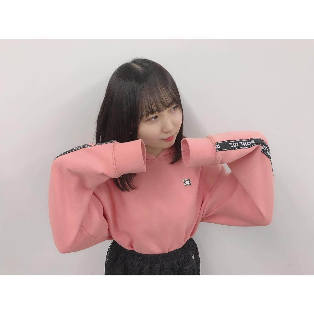 山邊歩夢さんのインスタグラム写真 - (山邊歩夢Instagram)「🥺💭💓 * * 握手会2日目も楽しかった〜！ * 今日もたくさん笑顔を交換できたし、 みなさんから吸いとれました！！ * ぴんくのパーカーも髪の長さも 好評で嬉しかったです！！ * #AKB48 #個別握手会 #パーカー #あゆーで」4月7日 18時21分 - ayuyamabe_official