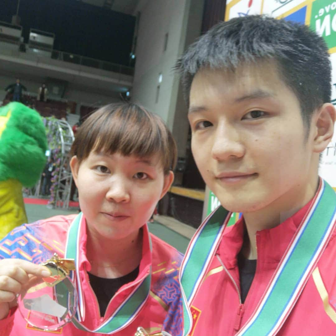 ITTF Worldさんのインスタグラム写真 - (ITTF WorldInstagram)「Winners are grinners😄😄😄 #Congrats to our #ITTFAsianCup Champion Zhu Yuling and Fan Zhendong 🇨🇳#GoldenSelfie 📷」4月7日 18時23分 - wtt
