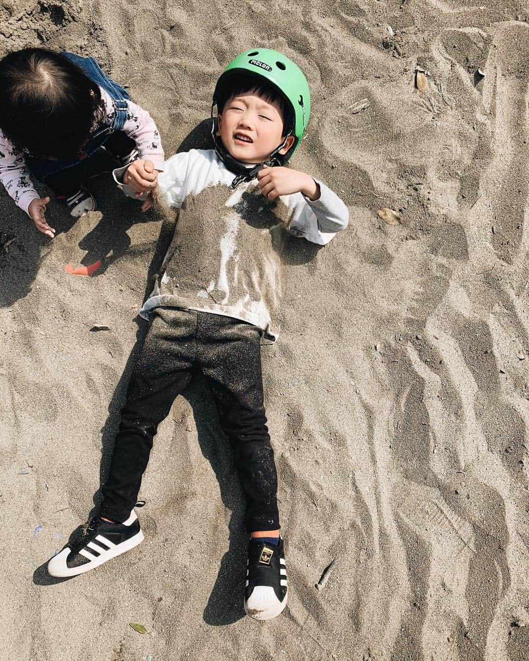 花盛友里のインスタグラム：「My beautiful little weirdo. He does this every time we go to a sandbox. . . 砂場に行ったら毎回砂に埋もれようとする我が子。 そらちびっこも一緒に砂かけたくなるわな！」