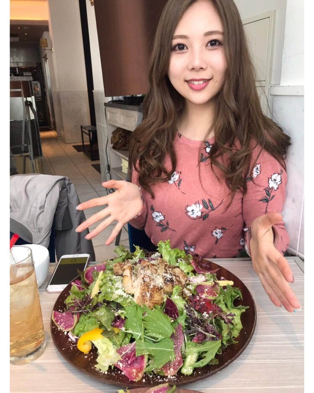 西村季里子のインスタグラム：「・ お昼サラダ生活続けてるんだけど、 この前食べに行ったところが めちゃくちゃ大きくて多くて笑った🥗 好きだけどさ😂おいしいけどさ😂 最後の方作業化してた🐷🧠 でもやっぱり野菜好きだ〜おいしい〜🥦🍅🥕 4月は外食多いから(もはや毎月な) 自分だけの食事は気をつけなきゃ🙊❣️ #サラダ#サラダ生活#ランチ#大盛り#野菜 #🥗#🥦#🍅#🥬#🥕#🥑#🌽 #渋谷#手が小さく見える#小顔効果 #ダイエット#diet#食事#パーソナル#トレーニング #followme#follow」