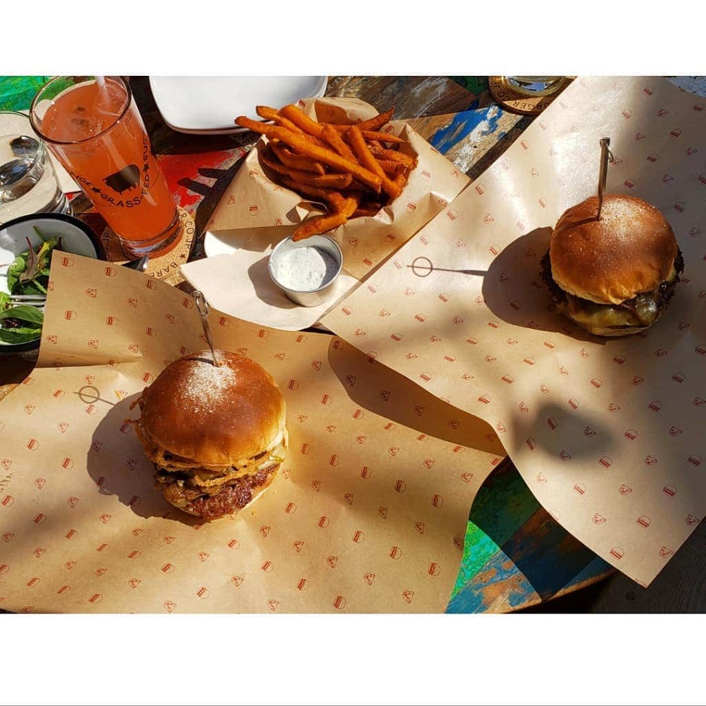 保坂玲奈さんのインスタグラム写真 - (保坂玲奈Instagram)「🍔 . インプラントの施術の関係で 1年程前歯が使えなかったから ハンバーガーにがぶりとかぶりつけるのが すごく幸せ🤤💛 . インプラントの経過がみたいって 声があったので 動画撮ってみたよ〜 大きくいーっした顔がおぶすで スクショタイム🤣笑 . 左の前歯がインプラントなんだけど インプラントした歯だけ歯茎が下がって 長細く見えてしまうかもと 聞いていたけど特に気にならないし この間前歯ぶつけたけど無事だったし 今のところトラブルも特にない😌 右の前歯も匂いが気になってきたので もう少ししたらまた仮歯生活かな..😞」4月7日 18時28分 - __renao_0707