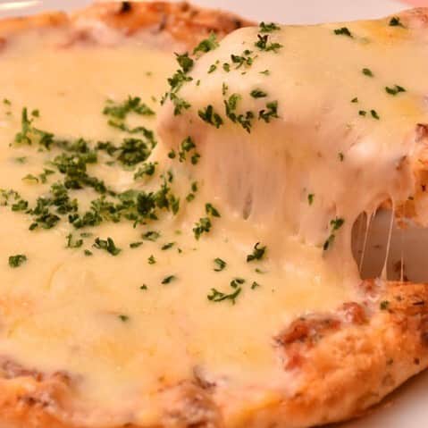 のインスタグラム：「ひと口食べるとベースとなるアンチョビソースとチーズの絶妙な旨みを口いっぱいに広がる。シチリア風の厚いピザ生地なので食べ応えも抜群！ #東京カレンダー #東カレ #tokyocalendar #pizza #青山 #アントニオ南青山本店 #アントニオスペシャル」
