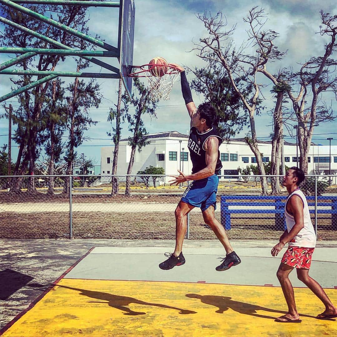 ジュリアン・カンさんのインスタグラム写真 - (ジュリアン・カンInstagram)「Ballin it up. Been a while. 농구. 오랜만인데 아직할수있네^^ #농구 #배럴 #여행 #촬영 #덩크 #덩크슛」4月7日 18時29分 - julienkang