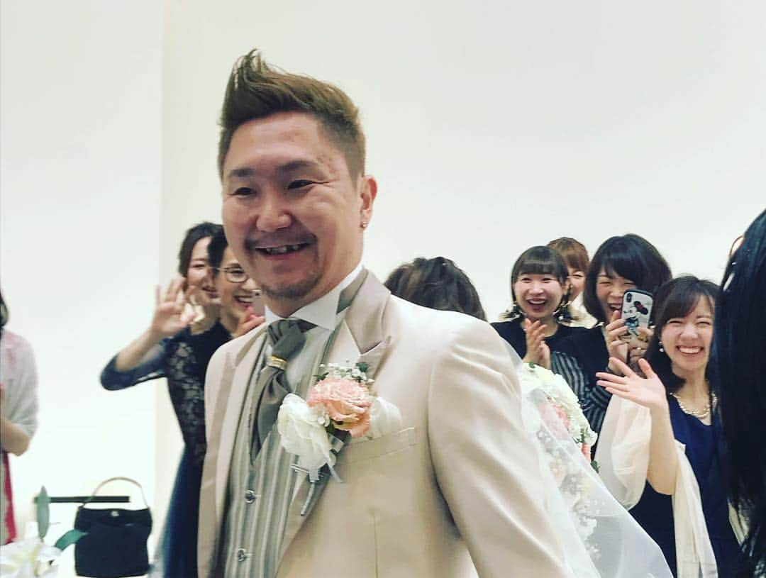 HIROYUKIさんのインスタグラム写真 - (HIROYUKIInstagram)「昨日は親友の山田竜平の結婚式でした！ 竜平とは随分昔から一緒に音楽やって馬鹿やってもうそれはもうwkwvぃcいくぇjどdlslzzzzzzzz,,,,,,, お固いのんは好きじゃないんで割愛しますが、一言でいうと「the.竜平ともえやんの結婚式」って感じでした。とにかく楽しかった。いい大人が集まってるのにみんなバカできる人ばっかりでもはや同窓会みたいな披露宴でした。KIRAとだいさんの演奏も至福やったし、二次会、三次会、四次会（←俺はここでフェードアウトした）と久し振りに時間忘れてバカできた。 二次会の司会もさせていただきましたが、俺が一番楽しんだ自信があるぞ。 やっぱ友達の結婚式は素敵です。 竜平、もえやん、おめでとうなー！ 一生幸せになってよ！！ #山田竜平 #もえやん #結婚おめでとう #久し振りにこんな楽しい1日を誰よりも楽しめた気がするわ #おめでとうな」4月7日 18時31分 - brihiro