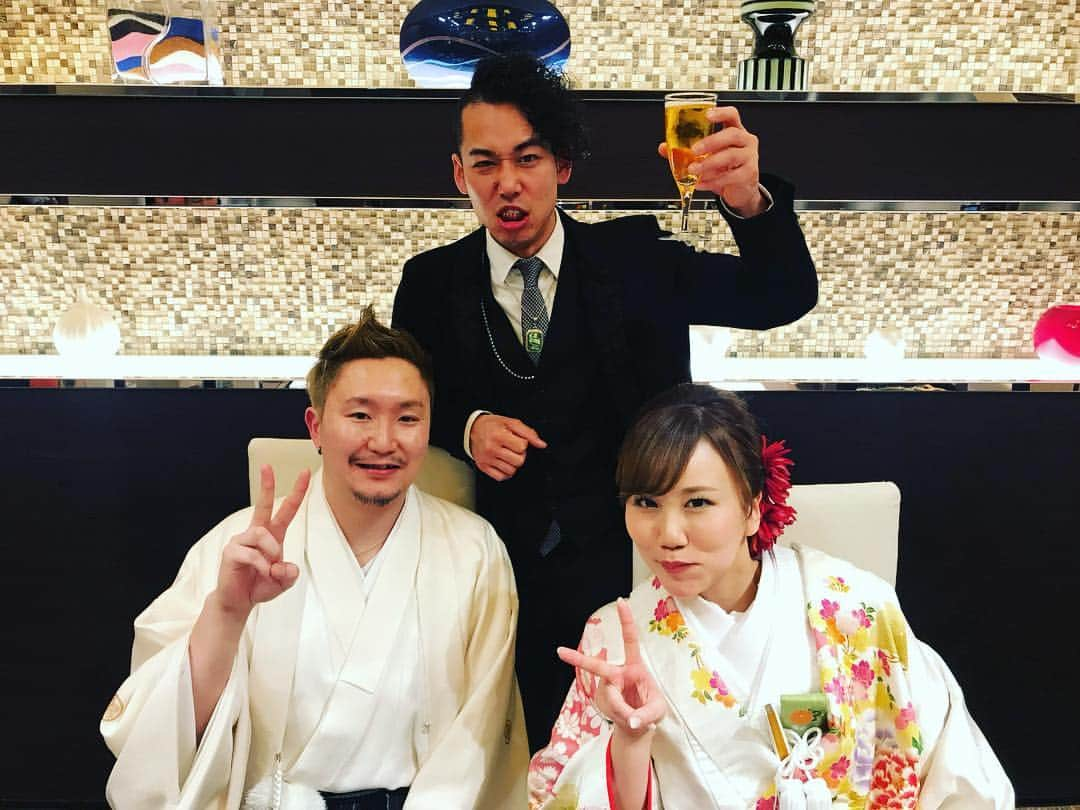 HIROYUKIさんのインスタグラム写真 - (HIROYUKIInstagram)「昨日は親友の山田竜平の結婚式でした！ 竜平とは随分昔から一緒に音楽やって馬鹿やってもうそれはもうwkwvぃcいくぇjどdlslzzzzzzzz,,,,,,, お固いのんは好きじゃないんで割愛しますが、一言でいうと「the.竜平ともえやんの結婚式」って感じでした。とにかく楽しかった。いい大人が集まってるのにみんなバカできる人ばっかりでもはや同窓会みたいな披露宴でした。KIRAとだいさんの演奏も至福やったし、二次会、三次会、四次会（←俺はここでフェードアウトした）と久し振りに時間忘れてバカできた。 二次会の司会もさせていただきましたが、俺が一番楽しんだ自信があるぞ。 やっぱ友達の結婚式は素敵です。 竜平、もえやん、おめでとうなー！ 一生幸せになってよ！！ #山田竜平 #もえやん #結婚おめでとう #久し振りにこんな楽しい1日を誰よりも楽しめた気がするわ #おめでとうな」4月7日 18時31分 - brihiro