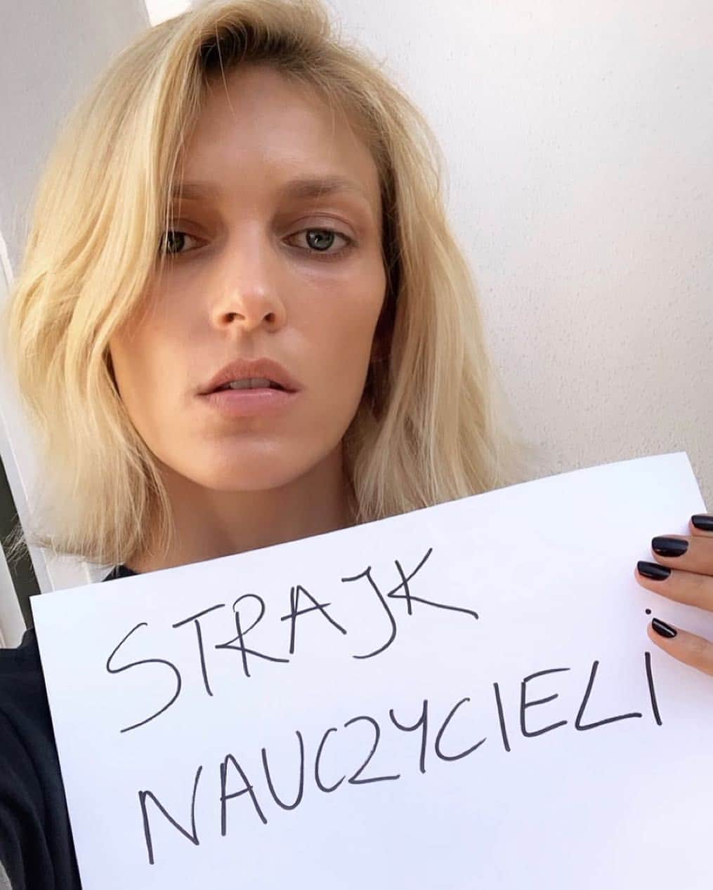 アニヤ・ルービックさんのインスタグラム写真 - (アニヤ・ルービックInstagram)「Z całego serca wspieram strajk nauczycieli!  Jestem dumna z mojej siostry, która jest nauczycielką i wszystkich  innych  nauczycieli  którzy również  8ego kwietnia zjednoczą się i zawalczą o swoją godność!  Nauczycielki/Nauczyciele są odpowiedzialni za przyszłe pokolenia Naszego kraju, za kształcenie , wychowanie, bezpieczeństwo! To wstyd, że osoby tak ważne, z tak wielką odpowiedzialnością ledwo wiążą koniec z końcem! Każdy Rodzic, dla którego przyszłość swojego dziecka jest ważna powinien wesprzeć ten strajk! Owszem, będzie to chwilowe utrudnienie ale nie ma innego wyjścia! Nauczyciel/ Nauczycielka , który jest sfrustrowany gdyż  nie stać go/ją na zapłacenie podstawowych rachunków nie mówiąc o innych ważnych elementach życia - nie będzie w stanie być dobrym pedagogiem.Jestem o tym przekonana! Wspierajmy NAUCZYCIELI ! #strajknauczycieli 🇺🇸 I support the teachers' strike with all my heart!  I am proud of my sister, who is a teacher and all of the other teachers who will unite and fight for their dignity on April 8th!  Teachers are responsible for the future of our generations, for their education, upbringing and safety!  It is absurd that people who are so important, with so much responsibility and impact, barely make ends meet!  Every parent for whom the future of their child is important should support this strike!  Yes, it will be a temporary  difficulty but there is no other way out!  A teacher who is frustrated because he / she can not pay her/his basic bills, not to mention afford other necessary and important elements of their life - will not be able to be a GOOD teacher.  I am convinced of that!  Let's support the TEACHERS! #strajknauczycieli」4月7日 18時34分 - anja_rubik