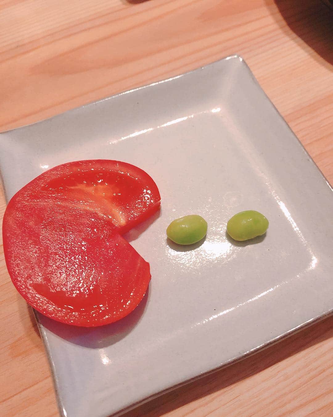 そうすけのインスタグラム：「・ 居酒屋で冷やしトマトと枝豆頼んだら、冷やしトマトの形が奇抜だったからパックマンごっこやってみたよ  #冷やしトマト #枝豆 #居酒屋の定番メニュー #とりあえず #パックマン #よくやったな〜 #ゲーム #ファミコン #ナムコ」