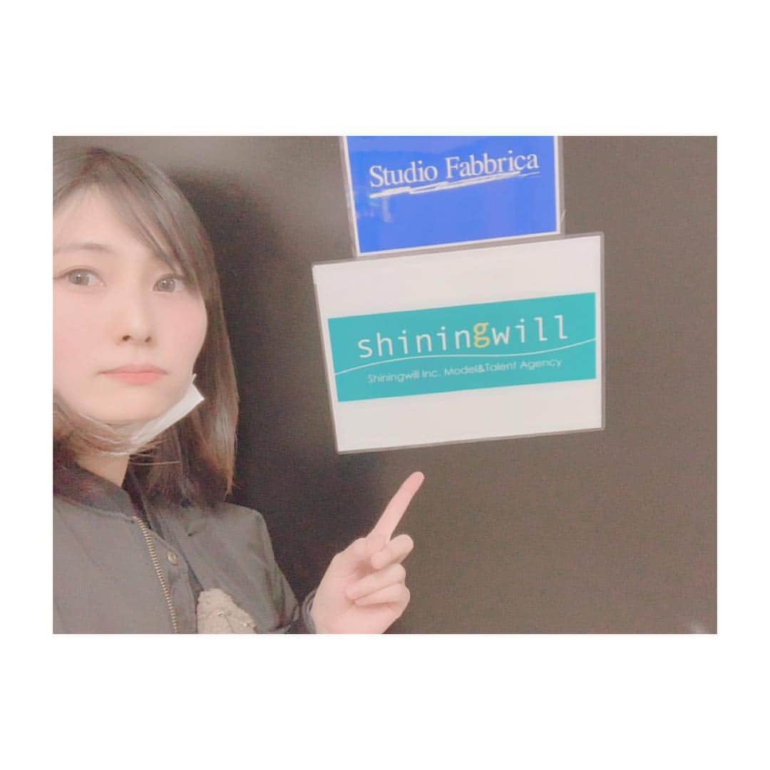 大崎みらいのインスタグラム：「、 【お知らせ】 約3年間お世話になりました、 シャイニングウィルを、 2019年3月31日付けで 卒業いたしました！ しばらくフリーでの 活動になります！ より頑張らなくては！ 、 シャイニングウィルで出会った 多くの方々には 心から感謝しています！！ 本当に暖かい方が多くて お会いできる時が 楽しみで仕方なかったです☺️ 、 会える機会が減ってしまうと思うと さみしくて仕方がないですが、 もっとわたし自身が頑張り続けて 久しぶりに会いに行くか って思える人間になります！ がんばる！！ 、 これからも応援宜しくお願い致します！ 、 、 大崎みらい 、 、 、 #ご報告 #卒業 #転機」