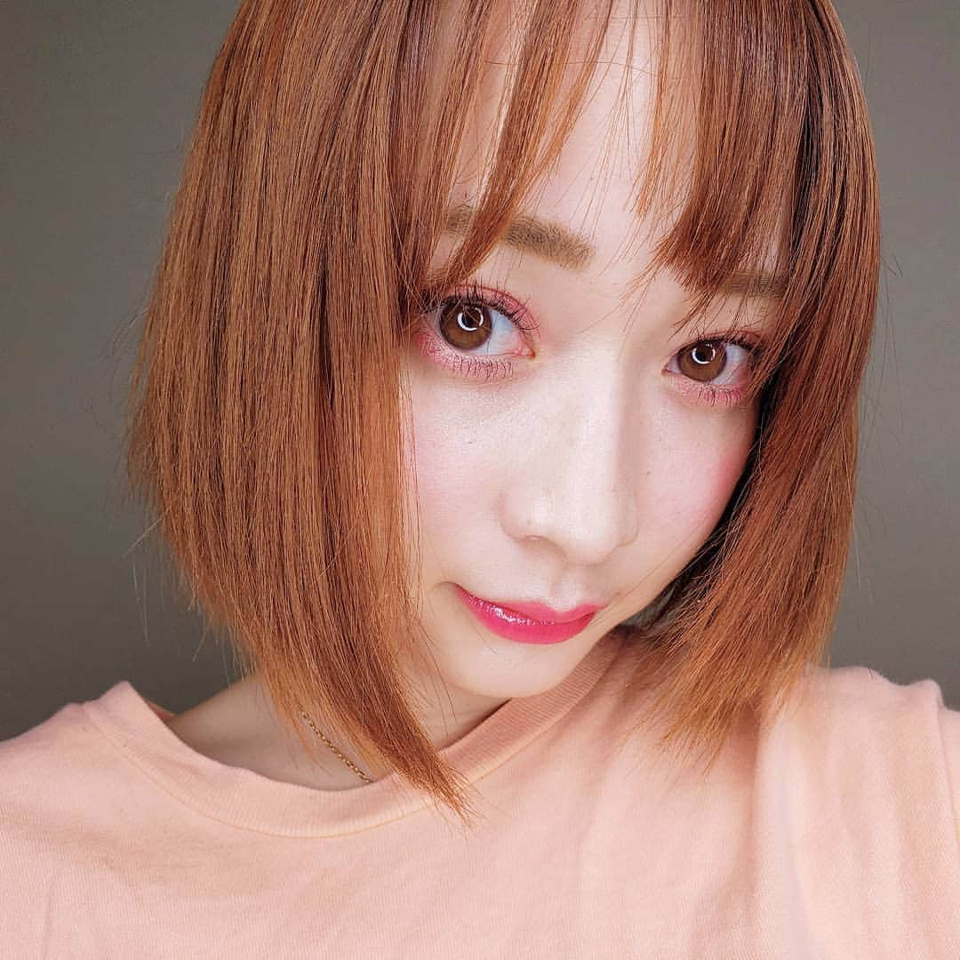 齊藤美沙貴さんのインスタグラム写真 - (齊藤美沙貴Instagram)「せめて、洋服だけは 暖色やめれよかったかも～😭😭 オレンジとピンクのアイメイク🍊🍑 ㅤㅤㅤㅤㅤㅤㅤㅤㅤㅤ マットなアイシャドウをアイホール全部に 塗ってカラーたのしむのが最近のお気に入り♡ ㅤㅤㅤㅤㅤㅤㅤㅤㅤㅤ 二重幅にラメをのせれば瞬きすると きらきらするのが、印象的になるかも⭐♡♡ ㅤㅤㅤㅤㅤㅤㅤㅤㅤㅤ 今1ヶ月とちょっとくらい マツエクはおやすみ期間なのです👀💤 ㅤㅤㅤㅤㅤㅤㅤㅤㅤㅤ ㅤㅤㅤㅤㅤㅤㅤㅤㅤㅤ ㅤㅤㅤㅤㅤㅤㅤㅤㅤㅤ #eye#eyeshadow#eyemakeup#eyemakeuplook #pinkmakeup##今日のメイク#メイク#アイメイク#マットシャドウ#ピンクメイク#囲みメイク#裸眼メイク」4月7日 18時44分 - misya_kids