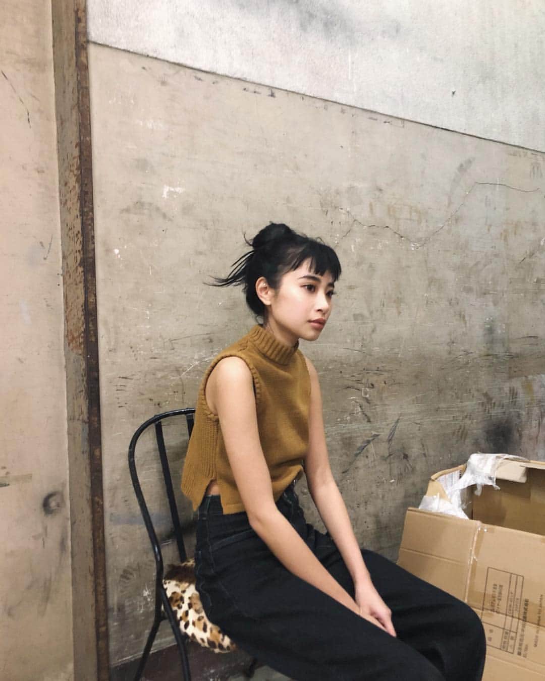 Juriさんのインスタグラム写真 - (JuriInstagram)「まだまだ夜は寒いですが、 今年夏 いっぱい着る予感の、 Cotton Slit Sleeveless Knit Top とにかくスタイルよく見えて、なんでも合わせやすい。私はマスタードにしました💌 ストーリーにリンクを載せます❤️ #juemi @_juemi_」4月7日 18時45分 - juritakiguchi