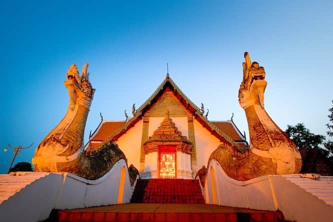 タイ国政府観光庁さんのインスタグラム写真 - (タイ国政府観光庁Instagram)「今月はタイ北部のナーン県に注目✨﻿ ﻿ ナーン県は、ラオスとの国境に位置し、周囲を山々に囲まれナーン川が流れる自然豊かなエリア。山岳部には、今なお少数民族が昔ながらの暮らしを続け、様々な文化が共存しています😊﻿ ﻿ ナーン随一の名所はワット・プーミン。特に壁画「ささやく人」は、ナーンの人々の暮らしを描いた巨大壁画の中に、まるで男性が女性に愛をささやいているような描写があることから注目され話題に。ランナーの「モナ・リザ」との呼び声も💕﻿ ﻿ アクセスは、バンコクから飛行機で約１時間20分。エアアジアならびにノックエアが運行中✈️﻿ ﻿ #タイ #ナーン #タイ北部 #ワットプーミン #秘境 #こんなタイ知らなかった #もっと知りタイ #タイを知りつくす #タイ旅行 #微笑みの国 #タイランド #旅好きな人と繋がりたい #旅行好きな人と繋がりたい #タイ12の秘宝 #thailand #Nan #norththailand #amazingthailand #thailandtravel #thailandtrip #thai #thaistagram #lovethailand #localexperience #12hiddengems﻿ ﻿」4月7日 18時45分 - amazingthailandjp