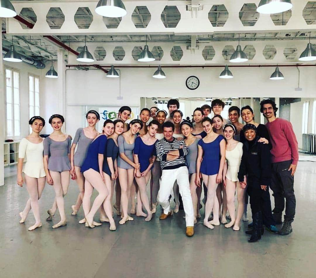 アントニオ・バンデラスさんのインスタグラム写真 - (アントニオ・バンデラスInstagram)「¡Gracias Barcelona!!! Proxima parada Málaga  @teatrodelsoho  ____ #audicionesachorusline」4月7日 18時45分 - antoniobanderas