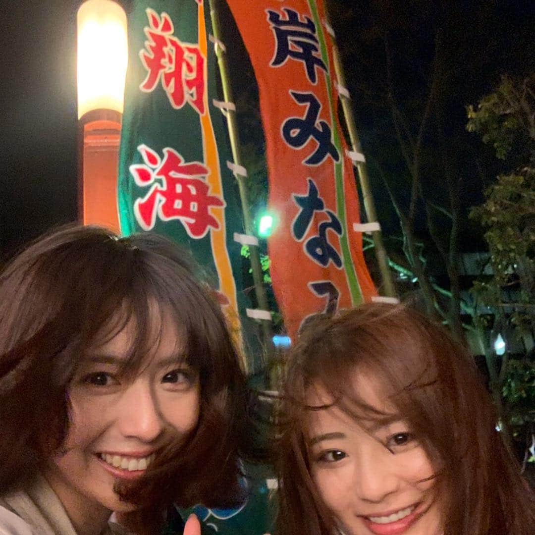 平嶋夏海さんのインスタグラム写真 - (平嶋夏海Instagram)「峯岸みなみちゃんが出演しているミュージカル「ふたり阿国」を観に、川上ジュリアちゃんと明治座に行ってきました❣️ なんのポーズがわからないけど、テンション上がってる写真です☺️ 最初はちゃんとして撮ってたんだけどね💦（三枚目） 明治座のスケールの大きさにも驚いたし、みぃちゃんの歌を久々に聞いたなぁって☺️ それからそれから、出会った頃のみぃちゃんを思い出しました  もうみなさんは観にいきましたか？ 感観劇た方がいたら、お話しできる機会があればお話ししたいですね☺️ #ふたり阿国 #川上ジュリア #峯岸みなみ」4月7日 18時47分 - natsuminsta528