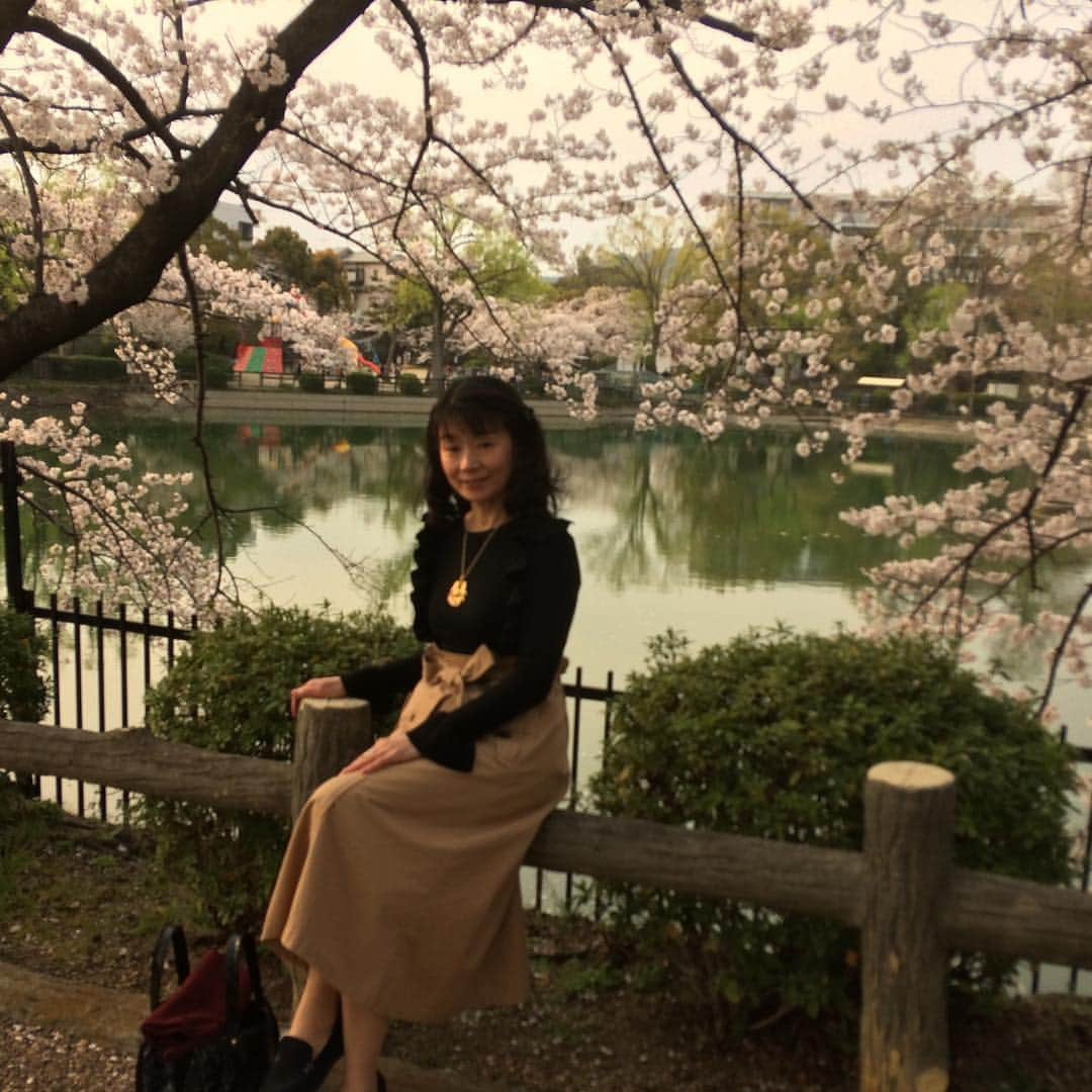 大津びわ子のインスタグラム：「池田市 釈迦院でのお花のお稽古のあと、水月公園をお散歩🌸柳の新芽🌱も優しい緑で綺麗。ホッとする。  #水月公園  #池田市」