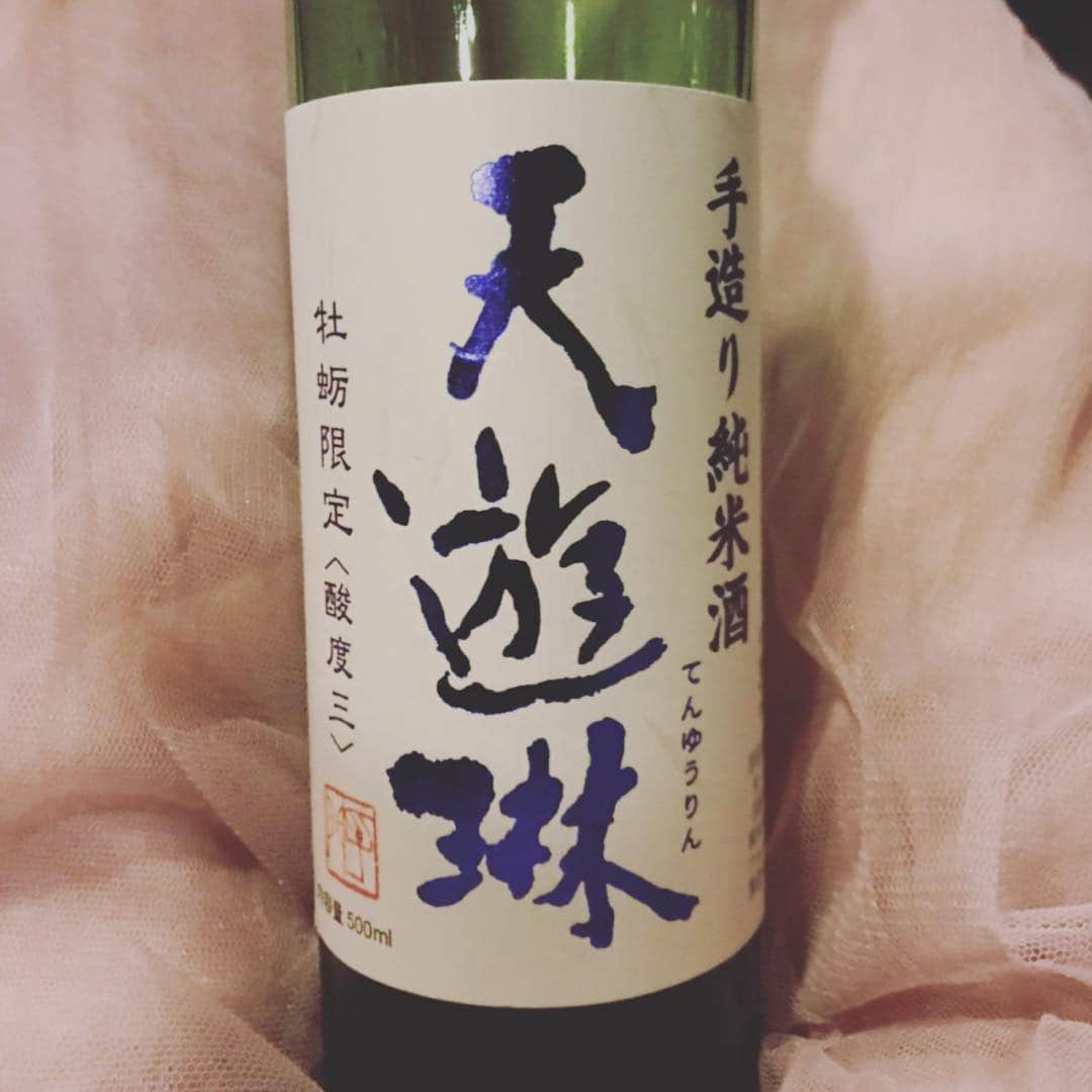 緑川静香さんのインスタグラム写真 - (緑川静香Instagram)「【しーたん日本酒録】  タカハシ酒造@三重 天遊琳 純米吟醸 牡蠣限定  特徴のある高い酸を持つお酒。  暑い空気、風鈴の音をBGMに、物を書き書き、絵を描き描き、身体をカキカキ、牡蠣食す。これがホントの”かき”限定、なんつって。←やめろ  #しーたん日本酒録 #唎酒師 #日本酒 #日本酒女子 #日本酒好き #タカハシ酒造 #三重 #天遊琳 #純米吟醸 #牡蠣限定 #sake #japanesesake #sakestagram #sakebottle #일본술  #酸度3度 #日本酒にしては高め #もはや異例 #牡蠣だけでなく #海鮮に合う合う #北海道産彗星 100%使用 #酸味が旨味に溶け込む瞬間ドキドキした #恋かと思った #レモン絞りに絞って食べた牡蠣とのマリアージュよね #これこそ楽しい飲み方」4月7日 18時49分 - midorikawa_shizuka