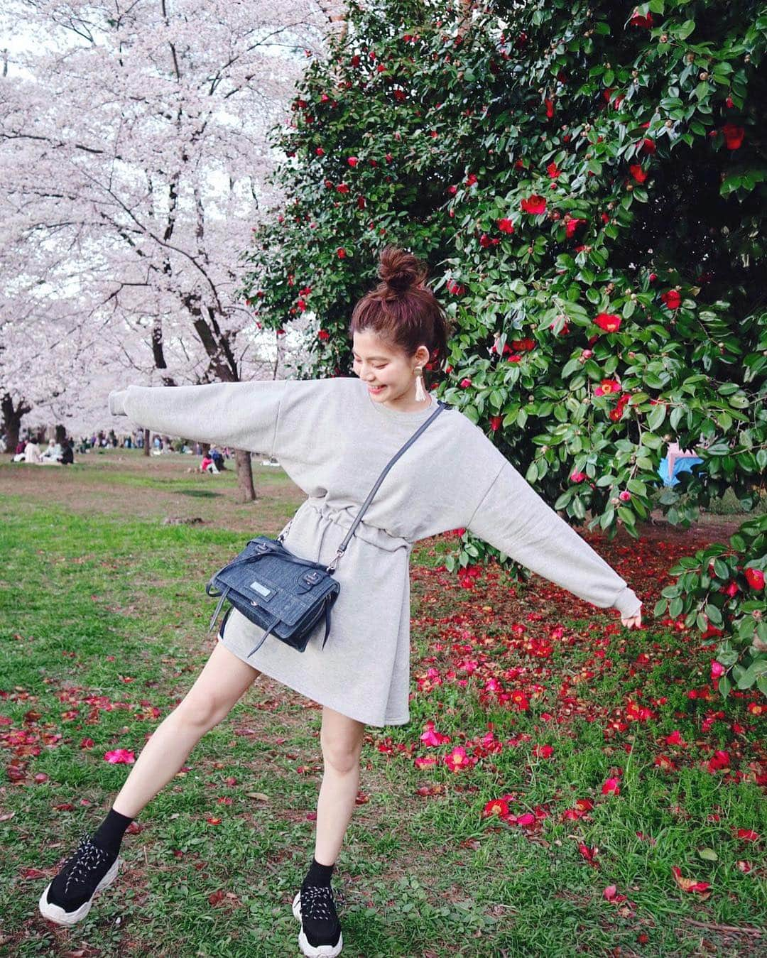 畑有里紗さんのインスタグラム写真 - (畑有里紗Instagram)「昨日載せた投稿のお花見コーデ詳細🌸 . onepiece @envylook_japan  bag @prada  shoes @fabbyfabby_tokyo  earring @lattice_lessignes . #お花見##cherryblossom#お花見コーデ」4月7日 18時49分 - arii_m36