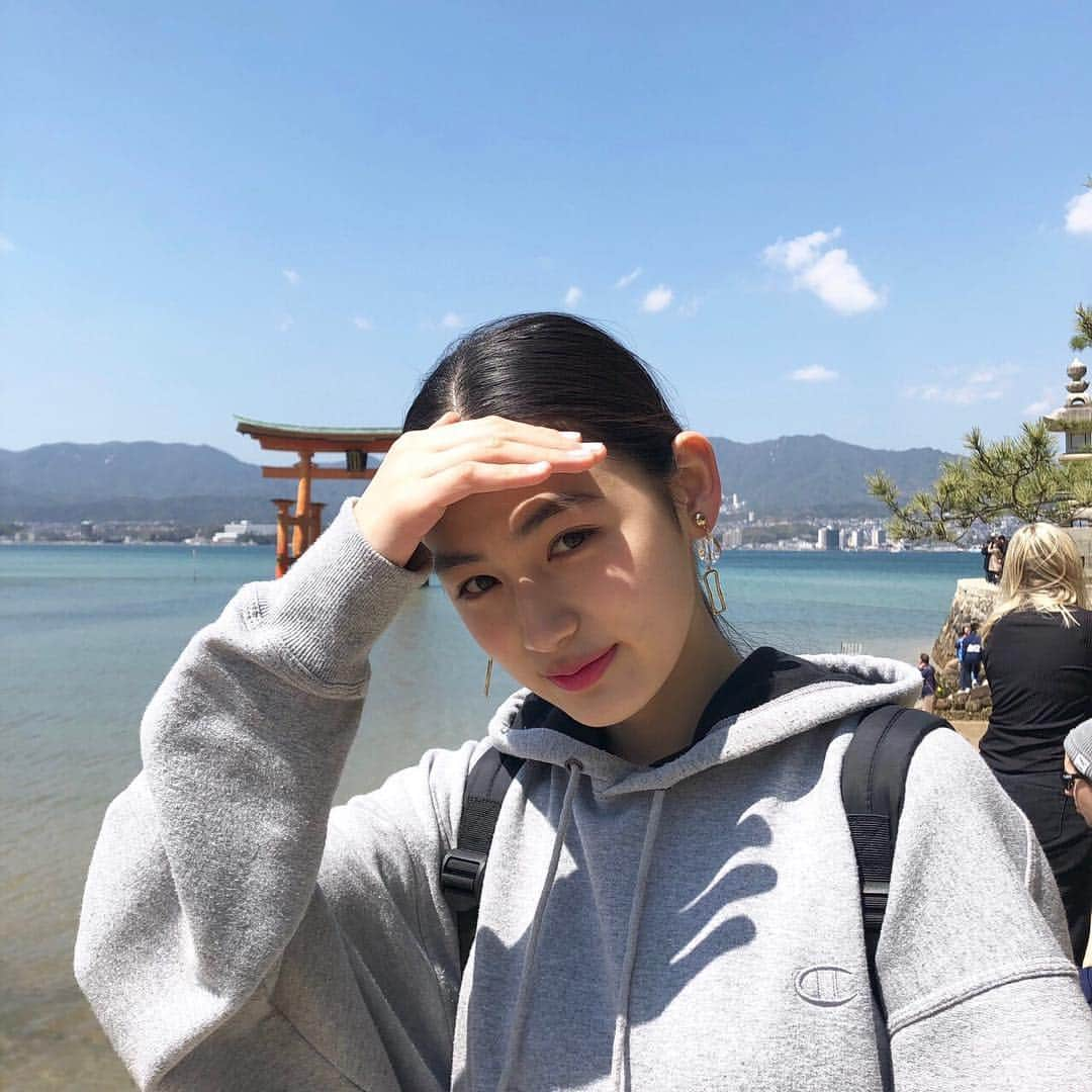 八木莉可子さんのインスタグラム写真 - (八木莉可子Instagram)「お嬢さん、大事な鳥居が 手で隠れてます…。」4月7日 18時59分 - yagirikaco_official