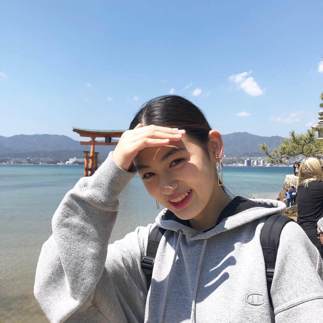 八木莉可子さんのインスタグラム写真 - (八木莉可子Instagram)「お嬢さん、大事な鳥居が 手で隠れてます…。」4月7日 18時59分 - yagirikaco_official