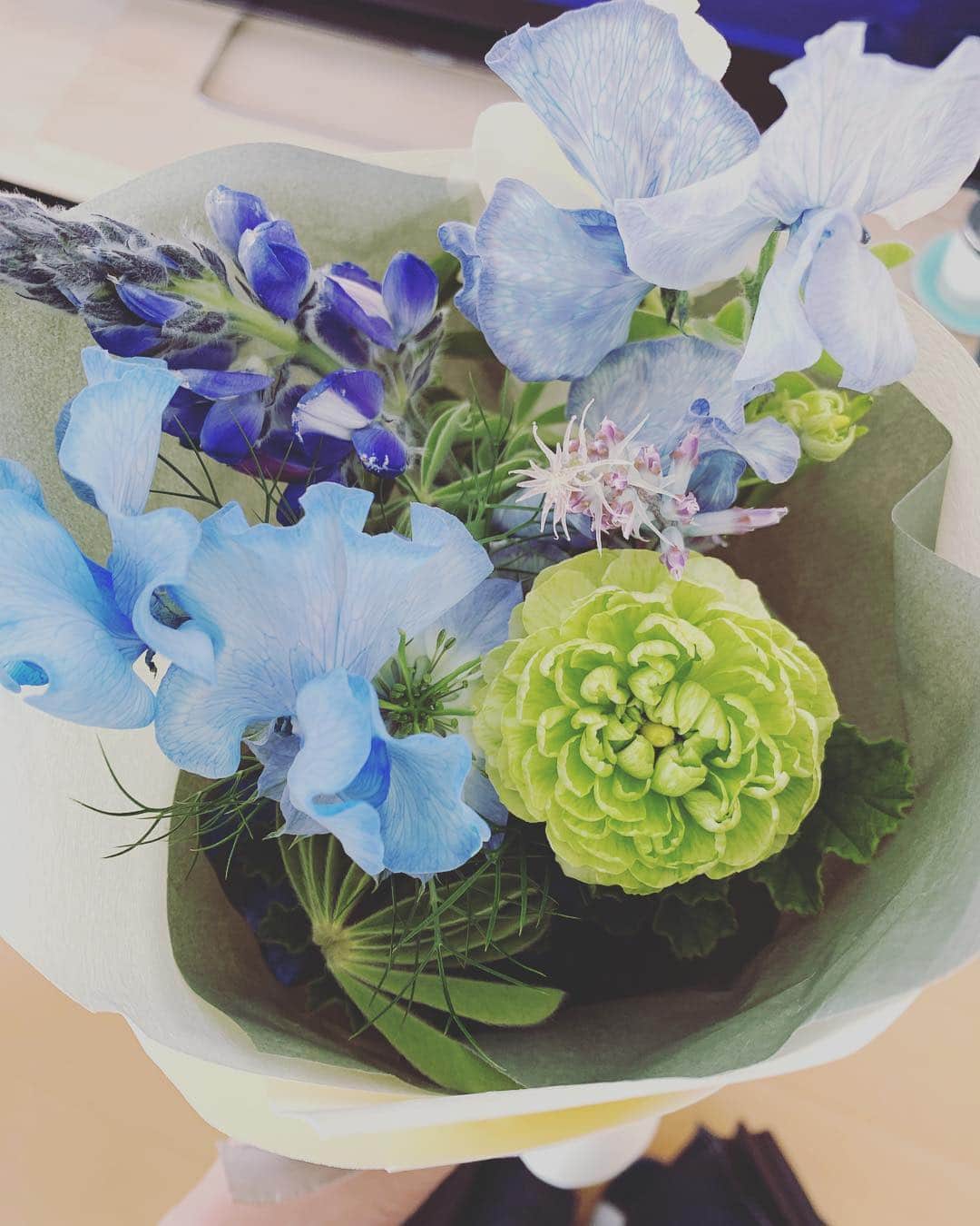 久冨慶子さんのインスタグラム写真 - (久冨慶子Instagram)「今日は友人が遊びに来てくれて 素敵なプレゼントをくれました🎁 お花と花瓶💐 早速飾ってみました😊 お花のプレゼントってとっても嬉しいですよね💕 ＊ ＊ #休日 #お花 #ありがとう #💐」4月7日 18時59分 - keiko0hisatomi