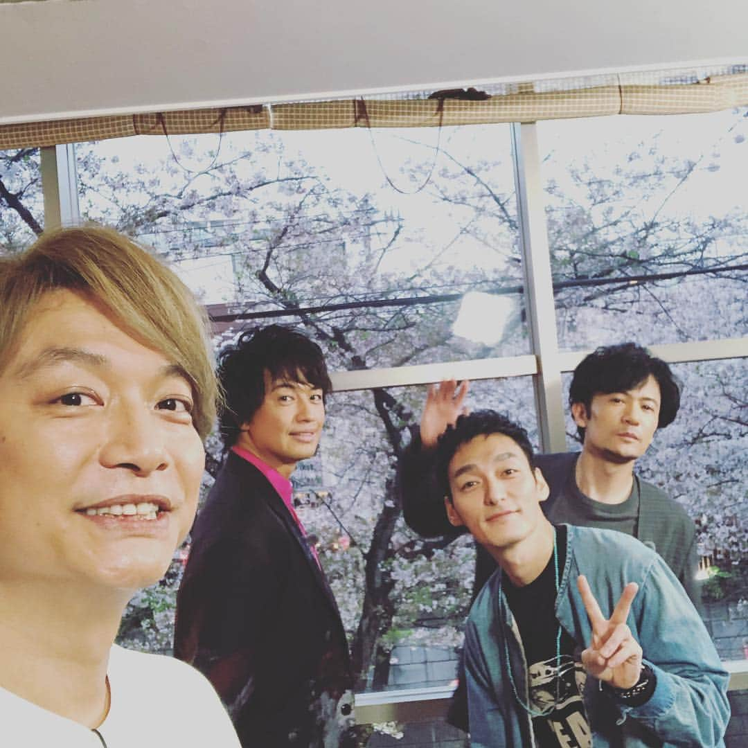 香取慎吾さんのインスタグラム写真 - (香取慎吾Instagram)「#斎藤工とお花見 #斎藤工 さん大好き！ #麻雀放浪記2020」4月7日 19時00分 - katorishingo_official