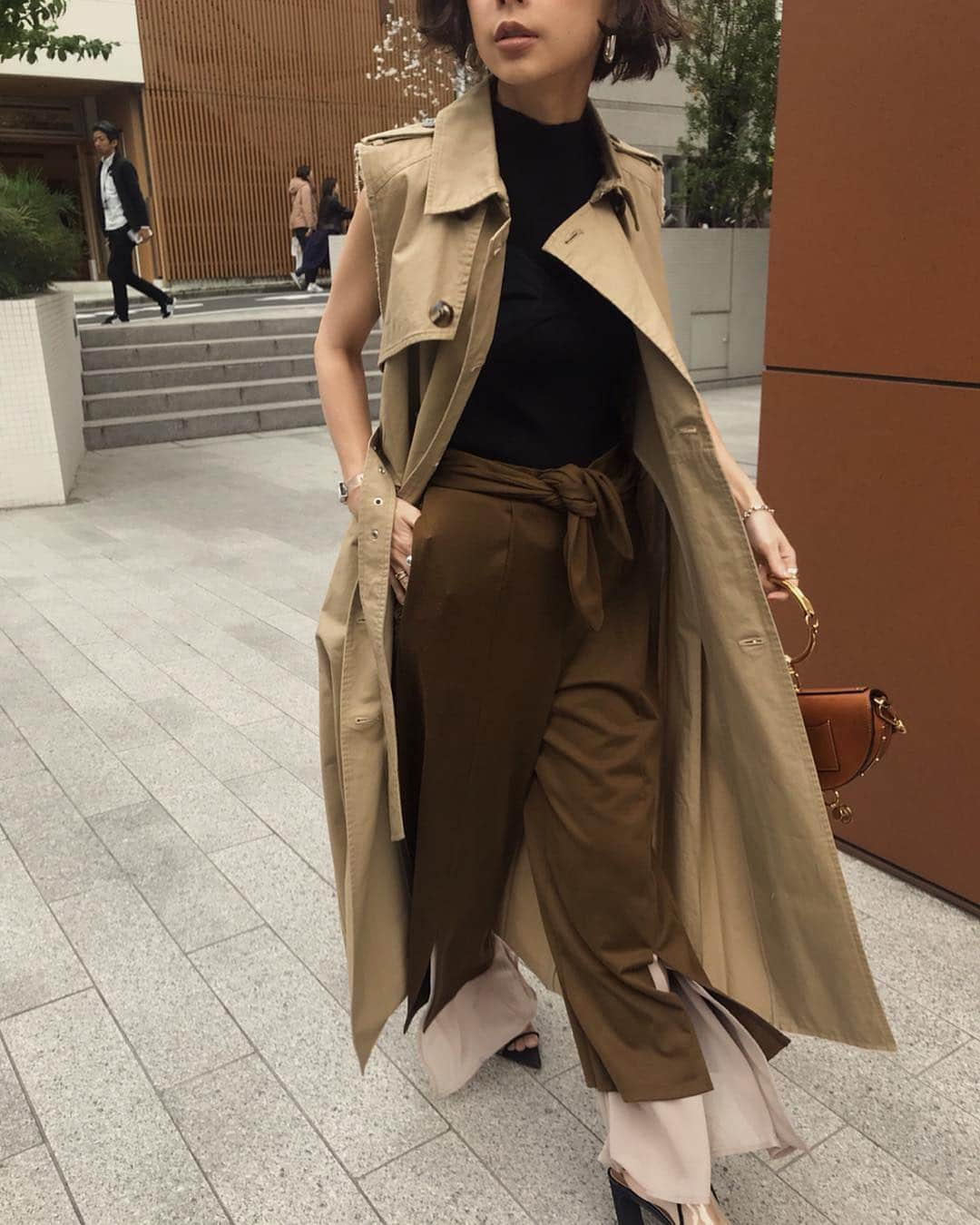 黒石奈央子さんのインスタグラム写真 - (黒石奈央子Instagram)「あめりふく . CUT OFF TRENCH VEST ¥20300+tax 4/9 HEM LAYERED FLARE PT ¥15700+tax 4/9 BUSTIER DOCKING KNIT ¥13800+tax 4/12 SANDAL  夏アイテム . . トレンチワンピをベストにして着るとこんな感じだよ！ 下に着てる、ビスチェドッキングトップスゲットしたんだ♫ レイヤードパンツもカーキをゲット♫このベストとのコーデがとってもお気に入りなのだ！ .  @ameri_shinjuku @amerivintage @ameri_daikanyama #ameri#amerivintage #fashion #coordinate#ootd#outfit#osanposnap #705_outfit #大人ファッション #大人コーディネート #大人スタイル #modestyle #modefashion#modecasual」4月7日 18時52分 - blackstone705