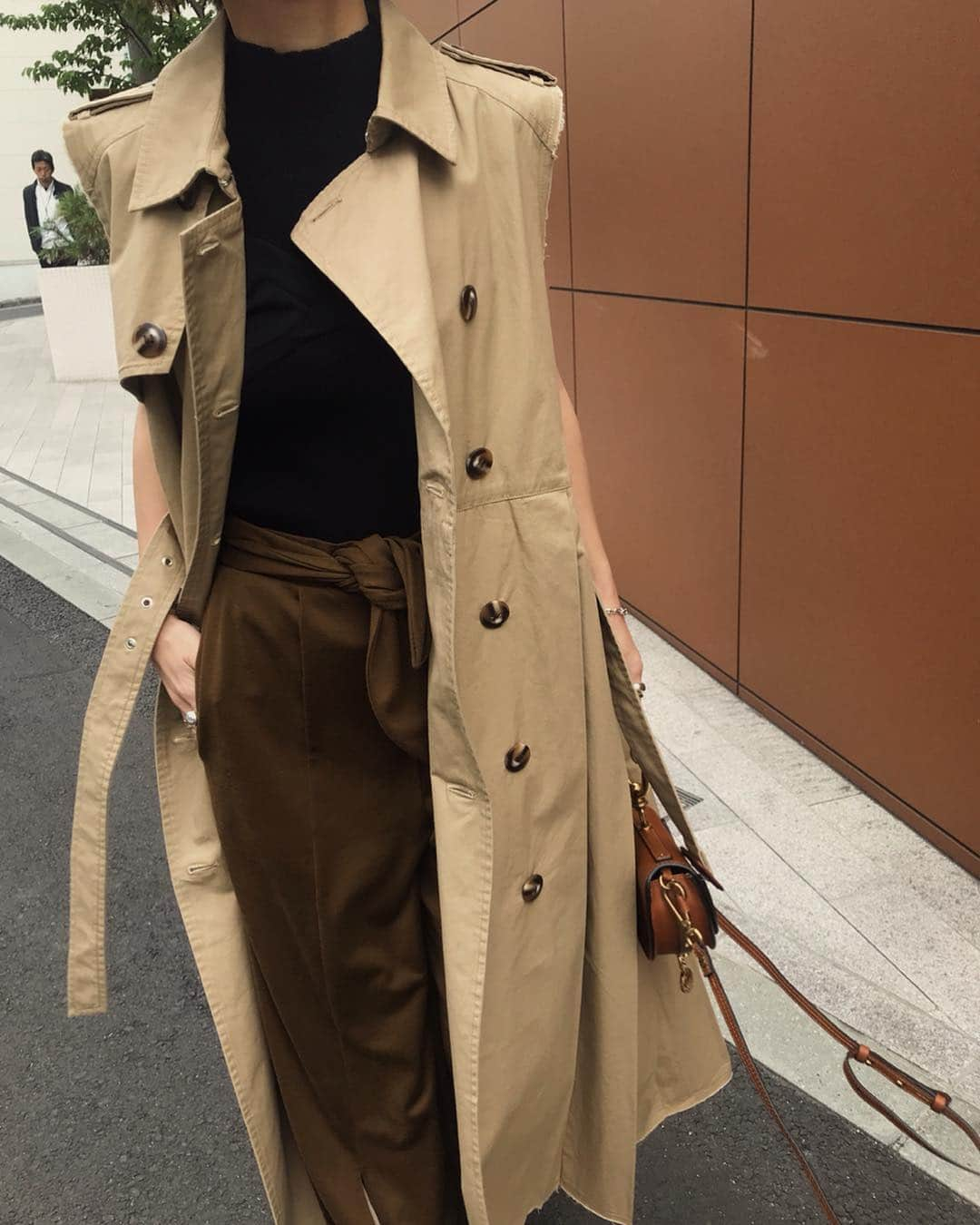 黒石奈央子さんのインスタグラム写真 - (黒石奈央子Instagram)「あめりふく . CUT OFF TRENCH VEST ¥20300+tax 4/9 HEM LAYERED FLARE PT ¥15700+tax 4/9 BUSTIER DOCKING KNIT ¥13800+tax 4/12 SANDAL  夏アイテム . . トレンチワンピをベストにして着るとこんな感じだよ！ 下に着てる、ビスチェドッキングトップスゲットしたんだ♫ レイヤードパンツもカーキをゲット♫このベストとのコーデがとってもお気に入りなのだ！ .  @ameri_shinjuku @amerivintage @ameri_daikanyama #ameri#amerivintage #fashion #coordinate#ootd#outfit#osanposnap #705_outfit #大人ファッション #大人コーディネート #大人スタイル #modestyle #modefashion#modecasual」4月7日 18時52分 - blackstone705